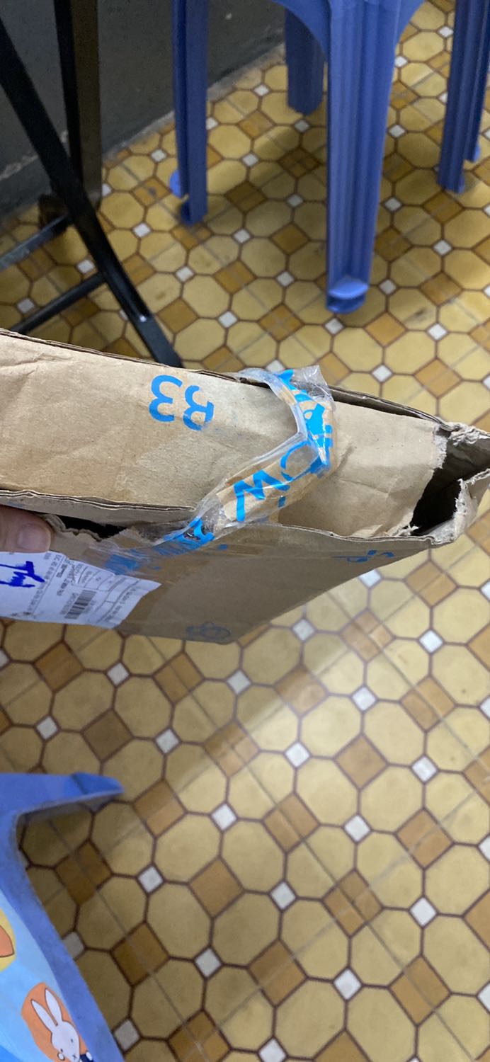 Hop thi tan nát, sach thi bi rach, goc sach thi bi gập. Noi chung truoc gio minh đều mua cua fahasa và rất hai lòng. Nay mua cua Tiki trading vo cung thất vọng. Minh se ko mua tiep của Tiki nữa