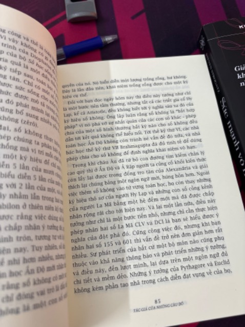 Chất lượng sách kém so với mua tại nhà sách, liệu có đúng sách thật?
Nhìn ảnh thì khó để phân biệt, nhưng nếu cầm hai cuốn mua tại nhà sách và qua Tiki thì chất lượng chữ được in ra thật sự khác nhau