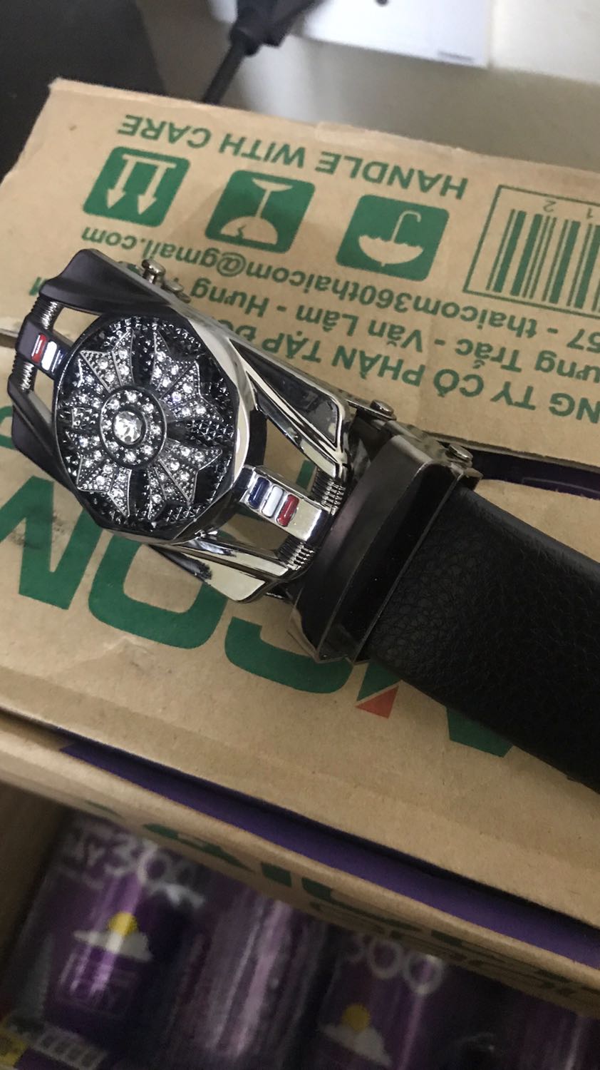 Thắt lưng đẹp mê li luôn. Không ngờ sản phẩm giá rẻ mà đẹp khỏi chê luôn ấy. Thắt lưng dây dài mềm đẹp. Thấy shop mới bán chưa có nhiều đánh giá vào mua cũng hơi lo lắng, nhưng khi nhận sản phẩm thì thấy rất là ok luôn. Dây da rất mềm, đường may tinh tế, sản phẩm ok khỏi chê luôn. Hàng tốt mua ok nhé các bác.