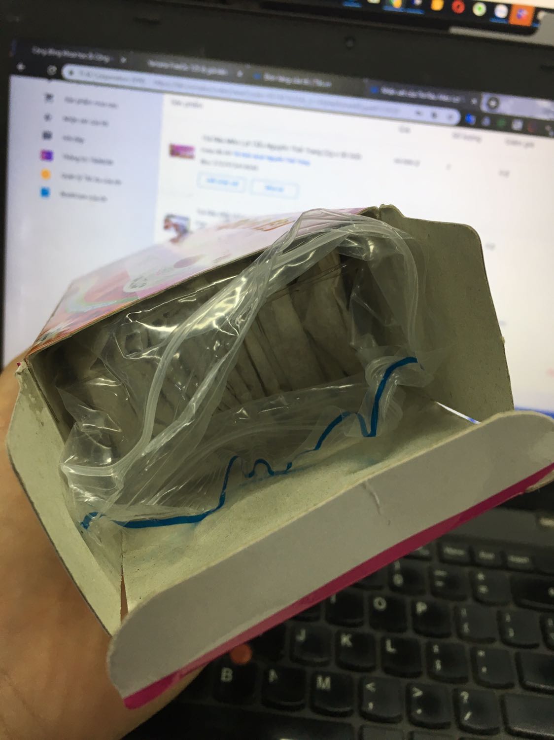 Mua 2 lần 3 hộp, 2 hộp đầu uống thấy ok, dự định sẽ mua tiếp sau khi hết hộp thứ 3. Nhưng khi mở hộp thứ 3 ra uống thì thấy bên trong ko đóng bịch kín làm hư trà, ngửi ko thấy mùi gì cả (2 hộp trước khi mở ra nghe mùi thơm nức cả phòng). Pha thử thì thấy một màu đen, mùi hôi của ẩm mốc bốc lên. Liên hệ hỗ trợ tiki thì ko được hỗ trợ với lý do mình ko kiểm tra lúc mới nhận hàng, xin thưa là mình mua một lúc 2 hộp và kiểm tra bên ngoài ko gì bất thường còn có bọc siêu nữa mà, nên để uống đến đâu khui tới đó.
Đây cũng là lần thứ 2 mua đồ ăn trên tiki, và cả 2 lần đều có vấn đề về chất lượng (lần trước trả lại được). Thiết nghĩ tiki ko quản lý được chất lượng của thực phẩm thì ko nên bán các mặt hàng này nữa, làm khách hàng mất tiền mà ko được gì lại còn bực mình ????????