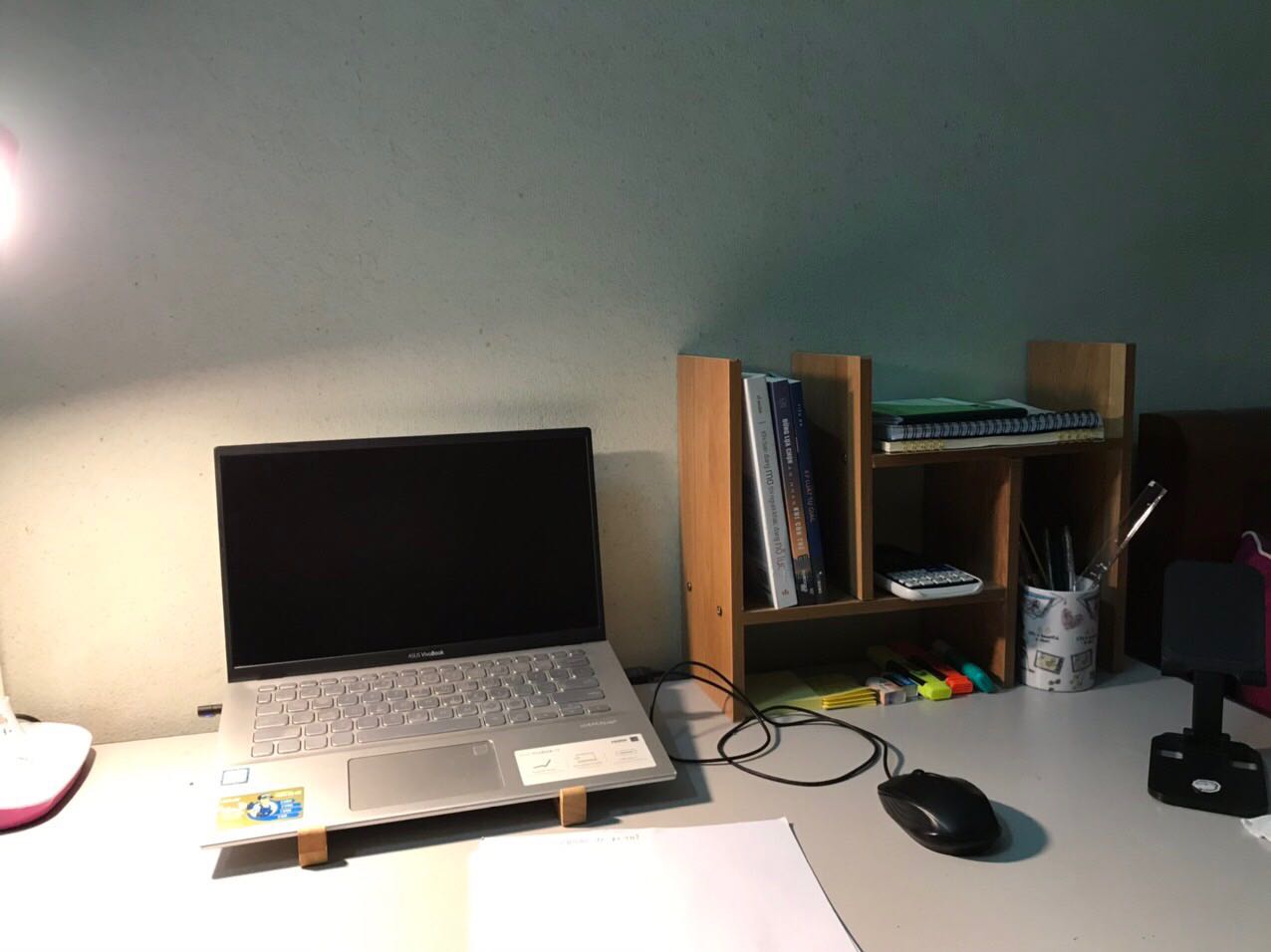 Giá sách rất đẹp, lắp ráp cũng rất dễ dàng vì sản phẩm đã khoan lỗ sẵn