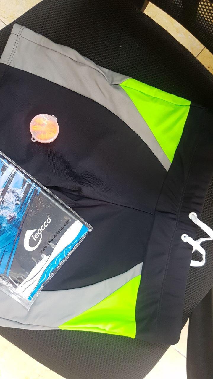 Hàng ok nha , giao hàng nhanh , có quà tặng đầy đủ kèm theo , nón bơi và bịt tai nên không cần phải mua thêm gì cả , cứ thế mà phóng xuống hồ . Cảm giác đầu tiên là form quần khá fitness , vừa ôm sát nên nhìn body hẳn , chất quần thì đúng xin , kiểu vải rất dầy , đường may chắc , nói chung là giá hơi đắt nhưng mà đáng tiền , mua lần sử dụng lâu dài thì tính ra là hợp lý , cho shop 5 sao vì có thư cảm ơn gửi kèm Hàng ok nha , giao hàng nhanh , có quà tặng đầy đủ kèm theo , nón bơi và bịt tai nên không cần phải mua thêm gì cả , cứ thế mà phóng xuống hồ . Cảm giác đầu tiên là form quần khá fitness , vừa ôm sát nên nhìn body hẳn , chất quần thì đúng xin , kiểu vải rất dầy , đường may chắc , nói chung là giá hơi đắt nhưng mà đáng tiền , mua lần sử dụng lâu dài thì tính ra là hợp lý , cho shop 5 sao vì có thư cảm ơn gửi kèm