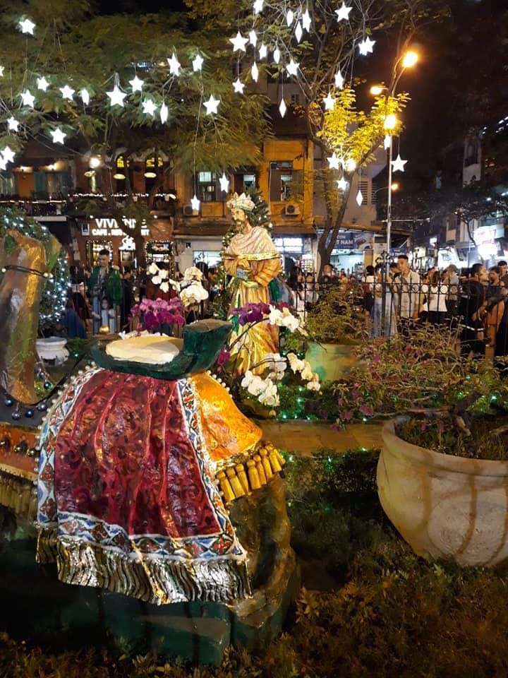 Lúc có tiền mua linh tinh giờ hết tiền vứt đi cả đống,mua túi về k sử dụng dc cũng vứt nốt,mua ra xem dùng đc thì mua k mua về vứt đi,dịch kinh tế khó khăn mà đồ mua về vứt đi!Chán