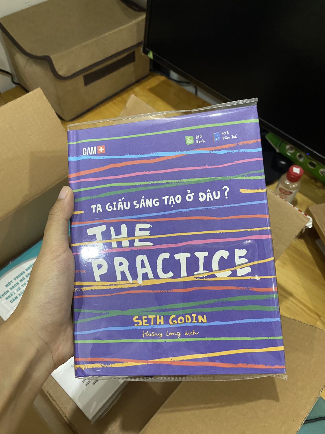 Xem qua bản đọc thử thì thấy khá hứng thú với cuốn này. Trình bày đẹp, dễ nhìn, nhiều minh hoạ và dễ đọc. Văn phong ngắn gọn, súc tích, không lê thê. Nội dung khá thú vị, mặc dù chưa đọc hết nhưng cảm giác quyển này đọc kiểu lai rai cũng được, mà đọc hết 1 lần cũng được, đều hợp cả. Mỗi tội bookcare chán thế :))) bong hết cả rồi.