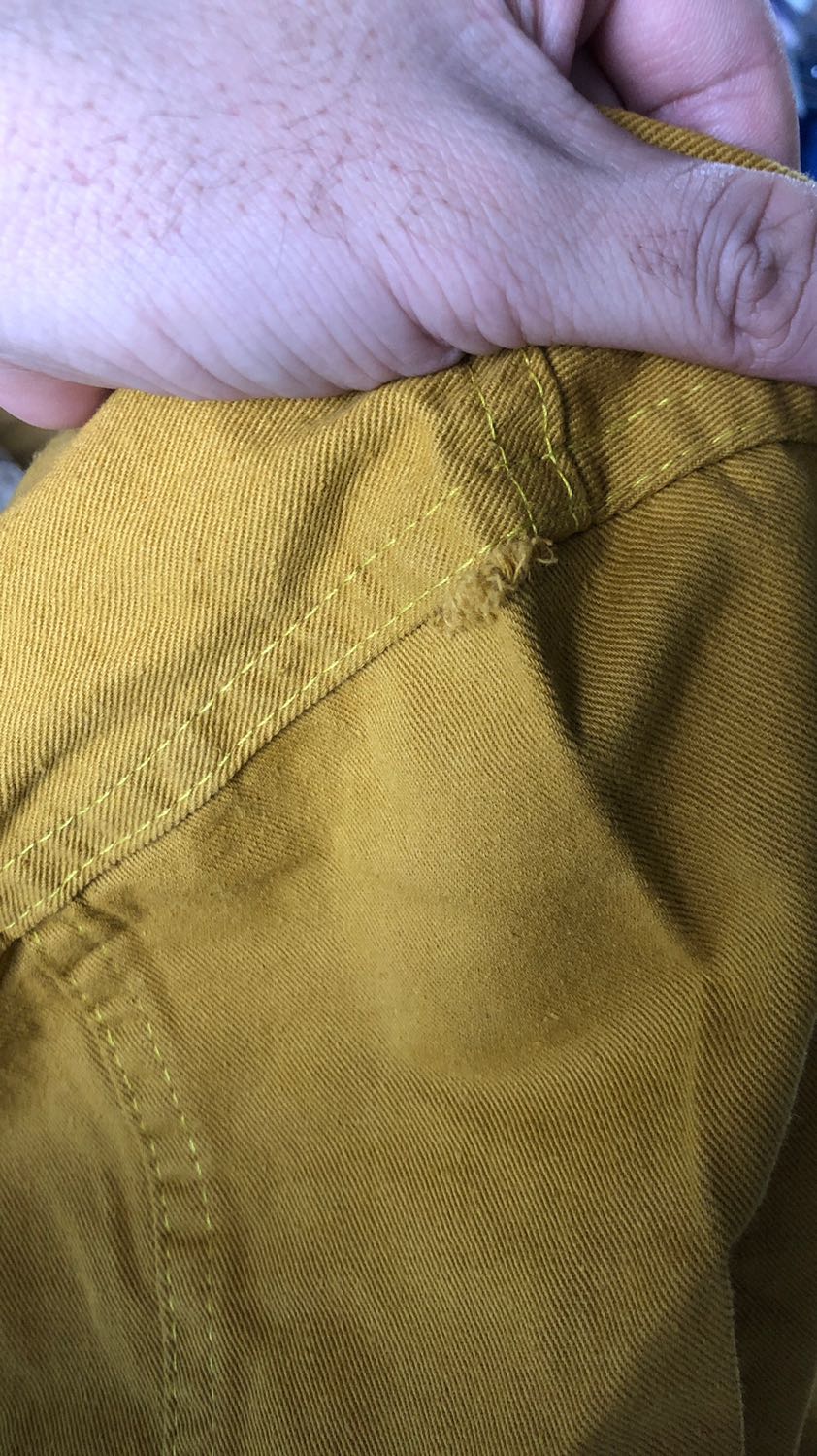 Màu giới thiệu và màu giao khác nhau hoàn toàn
Áo thì quá nhiều lỗi
Thôi chấp nhận tiền nào thì mua đc hàng đó
Bán hàng mà áo lỗi cũng gửi cho khách, trả hiểu làm ăn kiểu gì