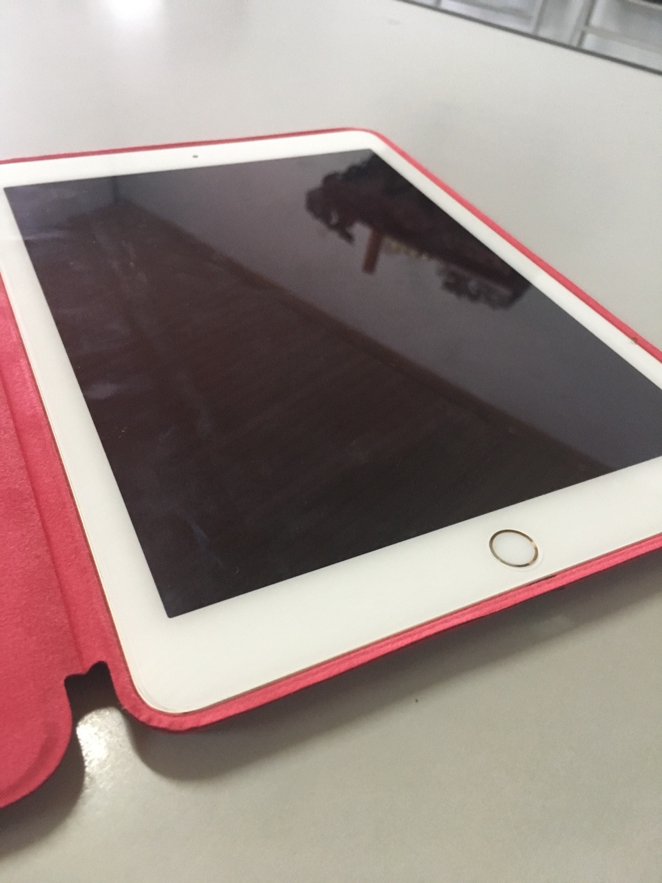 Thực tình không biết do ảnh chụp quảng cáo hay vì sao nhưng thực tế mình nhận được hàng có những đánh giá sau.. Thứ 01 về vỏ hộp ( vỏ hôp sản phẩm màu vàng nâu trong khi lõi là màu đỏ, hàng mình đặt màu đỏ -> lõi và vỏ không phải là một ) . Thứ 02 nhìn ảnh thì cảm giác sản phẩm là nhựa cứng, phủ da, nhưng thực tế mình nhận sản phẩm chất liệu như nỉ bọc da, tưởng tượng như là giấy ép ko được chắc chắn....