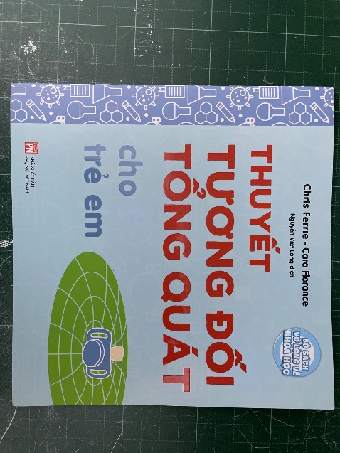 Sách có hình ảnh và ngôn ngữ đơn giản, màu sắc tươi sáng, giúp trẻ hiểu được các vấn đề lớn theo cách rất thoải mái, không nặng nề. Chỉ là dù gì đây vẫn là các vấn đề lớn, không tránh khỏi các từ mang tính hàm lâm, phụ huynh nếu chưa biết có thể tìm hiểu để tránh trường hợp các bạn nhỏ thắc mắc thêm thì khó trả lời nhé. Chứ sách mình thấy như vậy là rất hay luôn, tìm mãi mới thấy cuốn sách nói về các vấn đề này cho trẻ như vậy đấy.