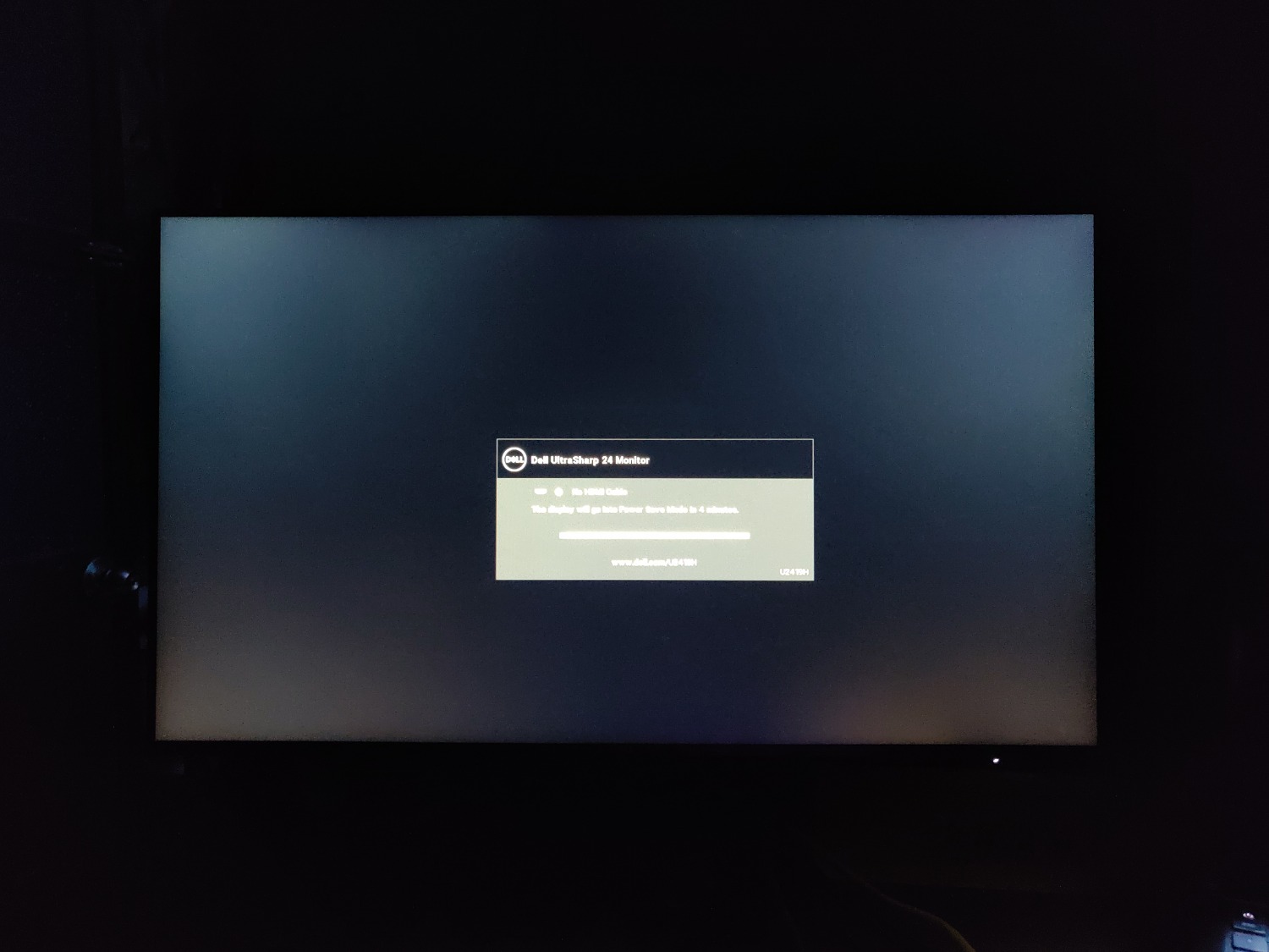 Thiết kế đẹp, màn tràn viền nhìn khá thích, chân đế mỏng nhưng chắc chắn.
Tem ngoài thùng đã bị cắt (có thể do bên tiki bóc để lấy service tag kích hoạt bảo hành, mình mua từ tháng 11, nhưng thấy đã kích hoạt bảo hành từ tháng 9, hoặc vì lý do nào đó mình không biết được).
Bị HỞ SÁNG (theo mình tham khảo thì hầu như con ultra nào của dell cũng bị tương tự), nhìn bằng mắt thường rất khó phát hiện ra, trừ trường hợp màn hở sáng quá nặng. Lúc mới nhận về mình bật thử trình built-in seft *** của DELL thì kết quả như các ảnh, bị hở sáng 4 góc thấy rõ khi chụp qua camera điện thoại, nhưng nhìn ngoài thì thấy bình thường. Mình có liên hệ bên hỗ trợ thì họ chấp nhận đổi trả, nhưng suy nghĩ lại thì  gửi bảo hành mất khá nhiều tgian nên thôi không gửi nữa, sau này có vấn đề gì liên hệ trực tiếp bên DELL cũng được. Các bạn nhân viên hỗ trợ cũng khá nhiệt tình.