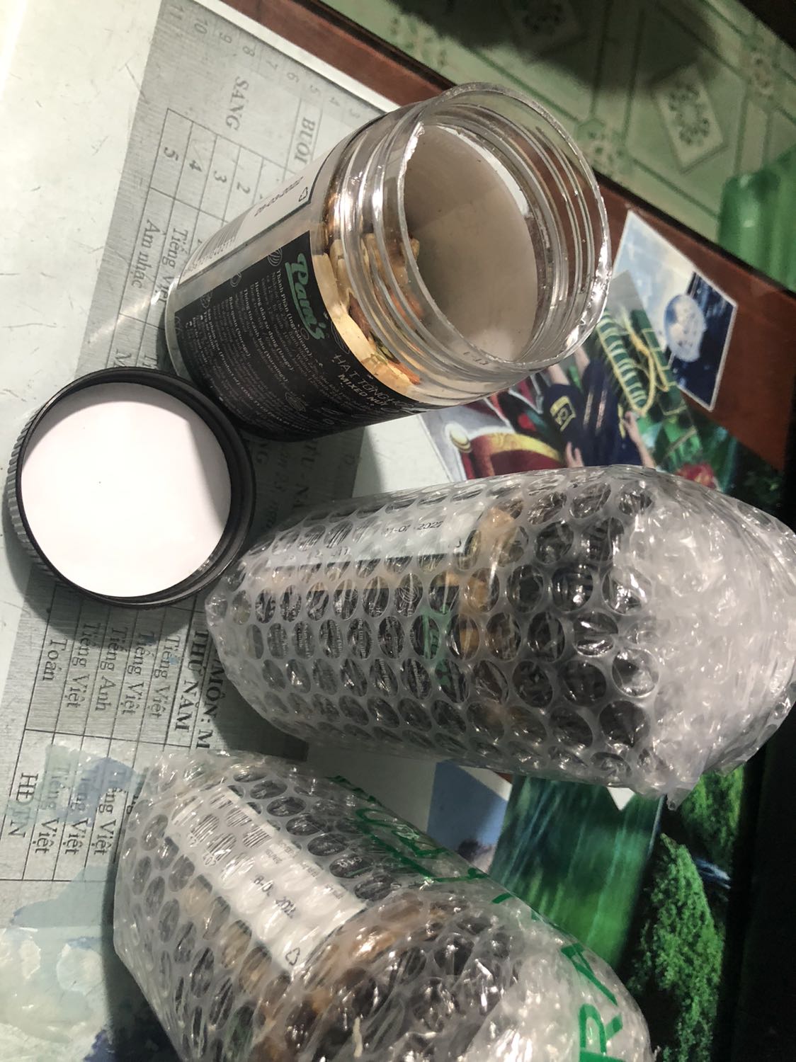 Date ngày 28/3 mà chỉ có hạt bí và nho là ok còn lại hơi mềm. Nói chung là tạm đc chứ ko ngon lắm. Vài lời cho người nào cần vì mình cũng hay đọc cmt xong mới mua