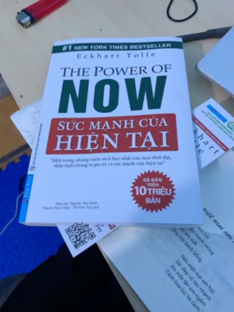 Mình đã đọc rất nhiều. Mua tặng bạn. 
Một cuốn sách dành cho tất cả thế gian mông lung, trống vánh, đau khổ, bi ai. Ai cũng có một tâm thức hiện thực
cần được đánh thức, nhìn nhận và yêu thương.