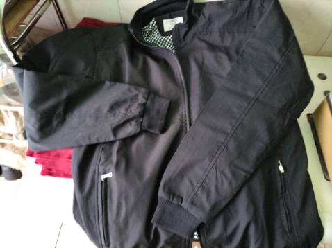 giao sai mẫu á giao thành mẫu nào lạ quắc ất ơ. Tuy nhiên áo vẫn dày dặn lớp lót hơi tù túng nhưng nhìn chung áo cũng đẹp đứng form lên ok nên nhà mình kêu giữ dùng. Shop check lại hàng đi ko có đúng hàng thì sửa ảnh mô tả đi chớ làm người khá hiểu lầm.