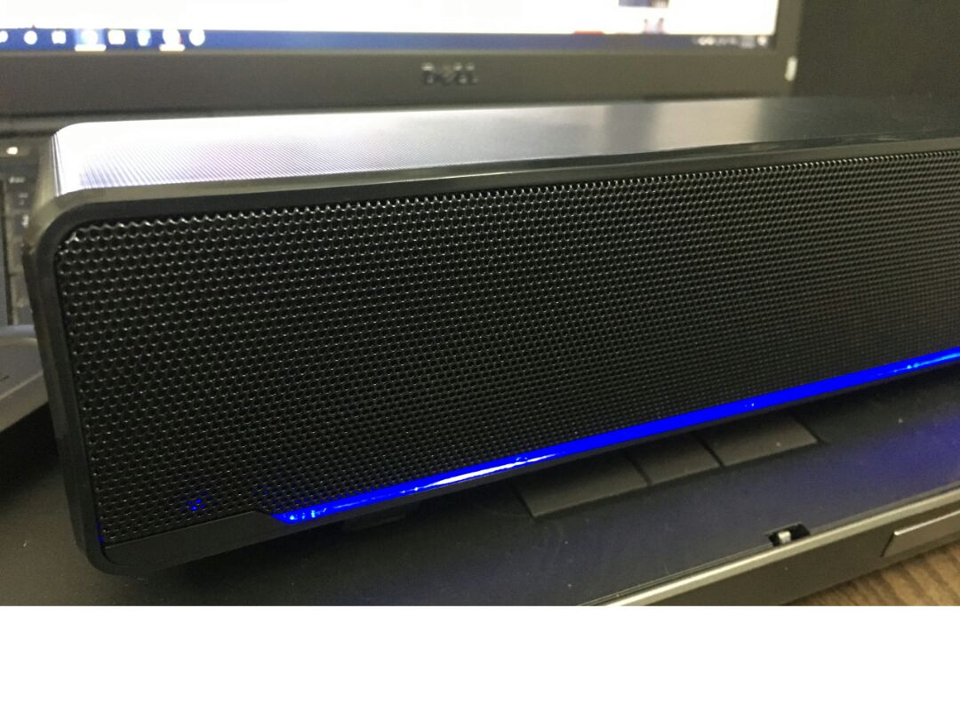 Cảm nhận đầu tiên khi cầm trên tay loa này rất thích, rất chắc chắn và đẹp. Có dải đèn led nhìn khá ngầu. Âm thanh bass lẫn treble đều đạt mức hài lòng với mình. Đang bật nghe thử được lúc thì ông anh hàng xóm chạy sang thấy ổn náp quá cũng bảo  mua anh 1 cái như này, không thì anh lấy cái này, em mai nhận cái mới đi. hihi. Sản phẩm ok mọijn người nhé. Thanks nhà bán HDC Home và tiki.