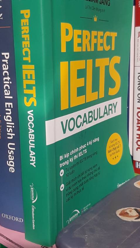 In rõ nét, chất lượng, em học band 7 chấm nên thấy từ vựng bên này phù hợp với mấy bạn mới học hơn tại sách thiên về tiếng Việt giải thích với từ cũng không hẳn là mới lắm so với em nhưng cũng có ích lắm ạaaaaa