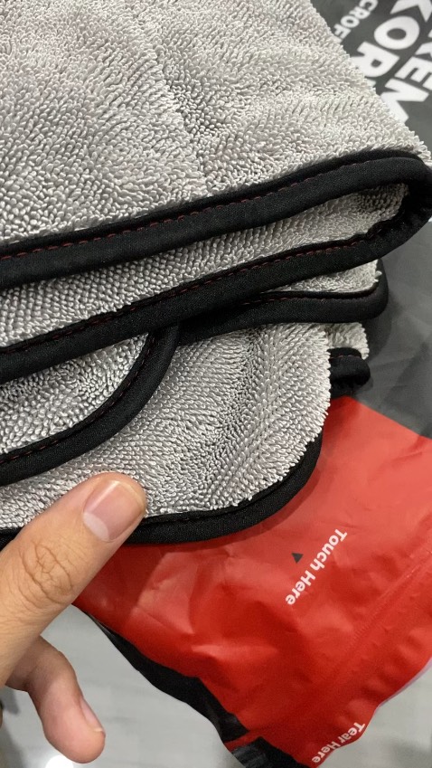 Khăn cực kì dày dặn, cách dệt cầm rất mềm tay, hút nước hút bụi tốt, đúng tiền nào của nấy. Chấm 10 điểm cho giá trị sản phẩm shop nha!