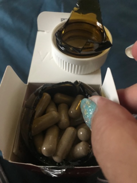 Vừa nhận hàng được đóng gói tốt không thấy gì sai nên xé hộp ra thì hộp thuốc cũng niêm phong rất kỹ. Nhưng khi mở một hộp ra để sử dụng thì hủ thuốc bên trong hộp đã bị bể nát. Quá thất vọng luôn.