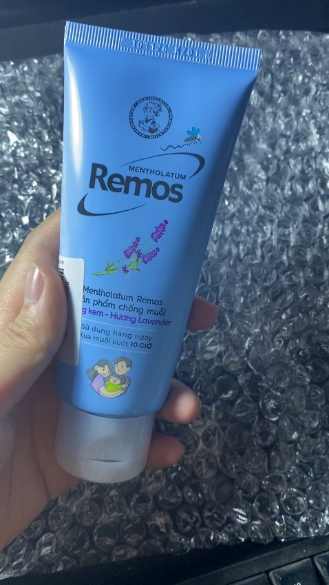 Hàng chính hãng rohto nên yên tâm rồi. Kem thơm dịu nhẹ không bị gắt mũi, chất kem thấm tốt, chống muỗi ổn.