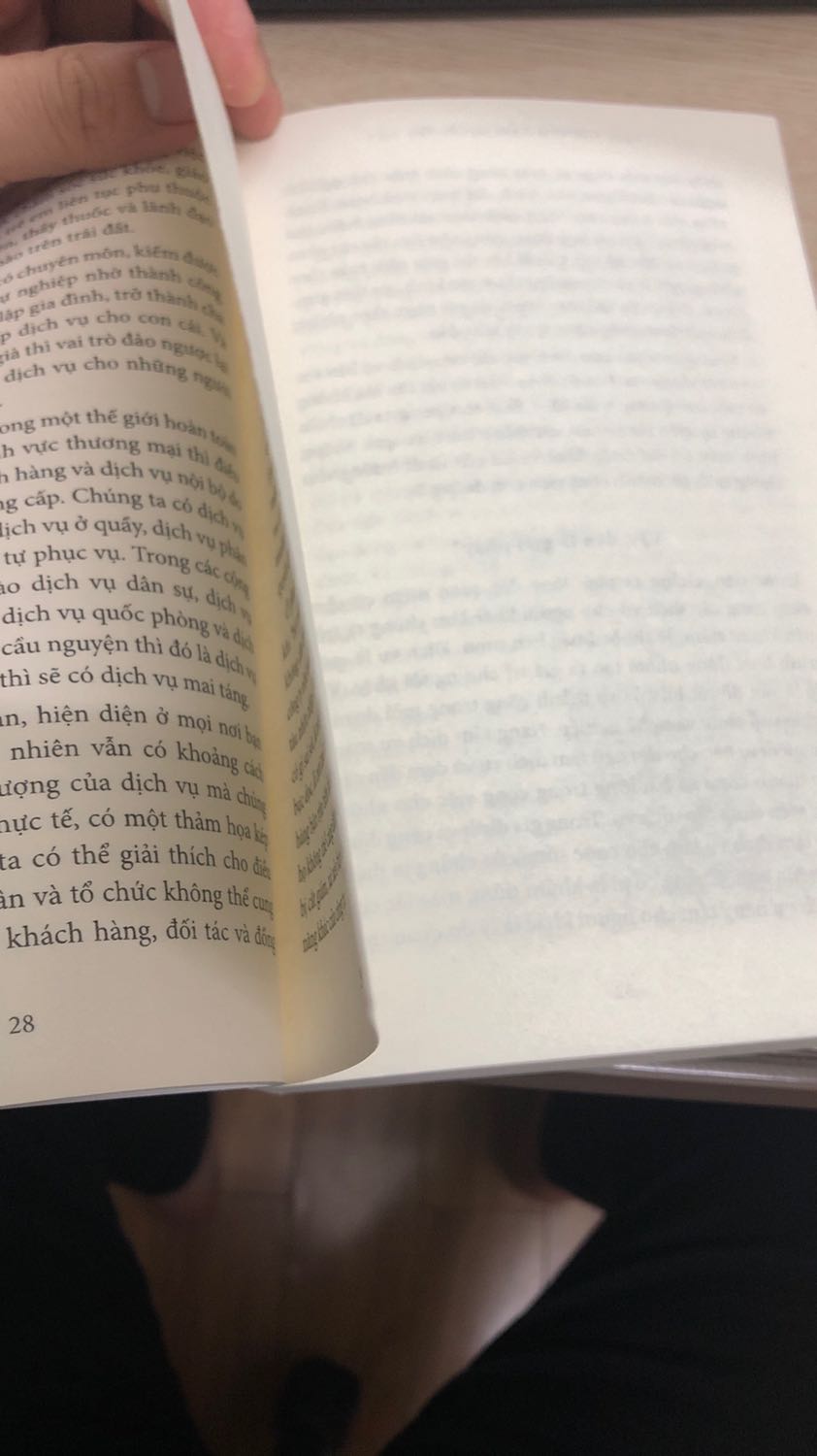 Tuy sách đóng quyển và bọc nilon, nhưng đọc đc mấy trang thì gập một việc tôi không hài lòng chút nào: sách bị trống liên tiếp nhiều trang, mất sạch nội dung những trang đó. 
Rất thất vọng.
Đề nghị các bạn TIKi kiểm tra và đổi sách cho khách hàng.
Cảm ơn.