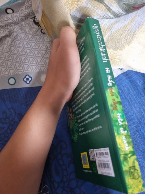 Giao hàng nhanh, bao bọc sách với vận chuyển ko có vấn đề j, 10đ. Sách đọc khá hay, nội dung nhẹ nhàng, dễ dàng dắt người đọc vào 1 thế giới yên bình đến lạ, câu chuyện của mấy đứa trẻ làm cho con tim mình nó thôi thúc j đâu. Mấy khúc cao trào thì tình tiết ko quá gay cấn nên đọc rất dễ chịu. Theo mình thì cuốn này đọc chill lứm 🫶🏻