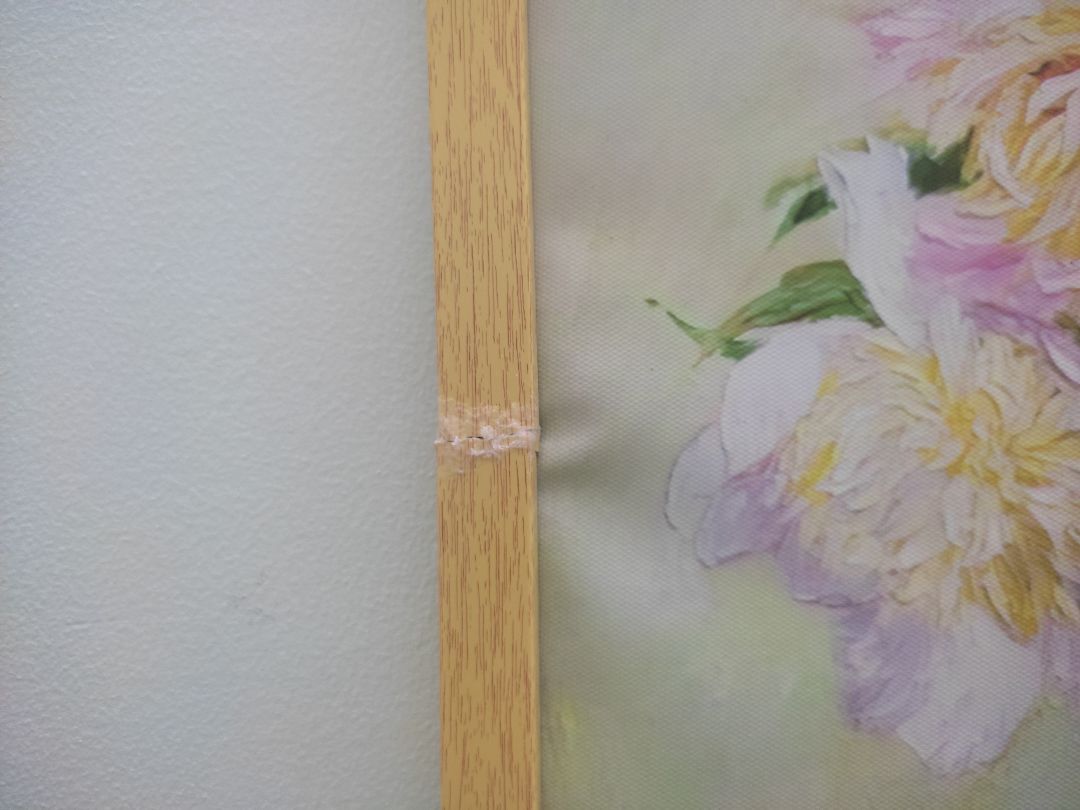 Tranh mua về bị gãy khung mua 2 bức gãy cả 2 đóng gói lỏng lẻo tranh này sale nên làm rất chán các bạn xem hình rồi quyết định mua hay không