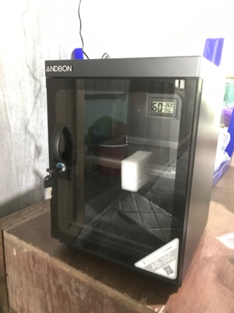 Đóng gói cẩn thận, tủ thấy chắc chắn, hút ẩm chậm, cần chuyển núm văn về mức cần thiết, chờ 2 ngày sẽ duy trì độ ẩm ở mức 50%