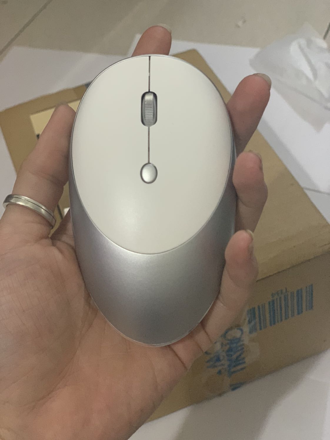 Kiểu dáng cực đẹp, thời trang, mix 2 màu rất sang. Nút bấm êm, nhẹ, không gây ra tiếng ồn. Chuột nhạy, độ chỉnh xác cao. Rất hài lòng với sản phẩm này, cám ơn shop đã bán những sản phẩm chất lượng như vậy tới người dùng.