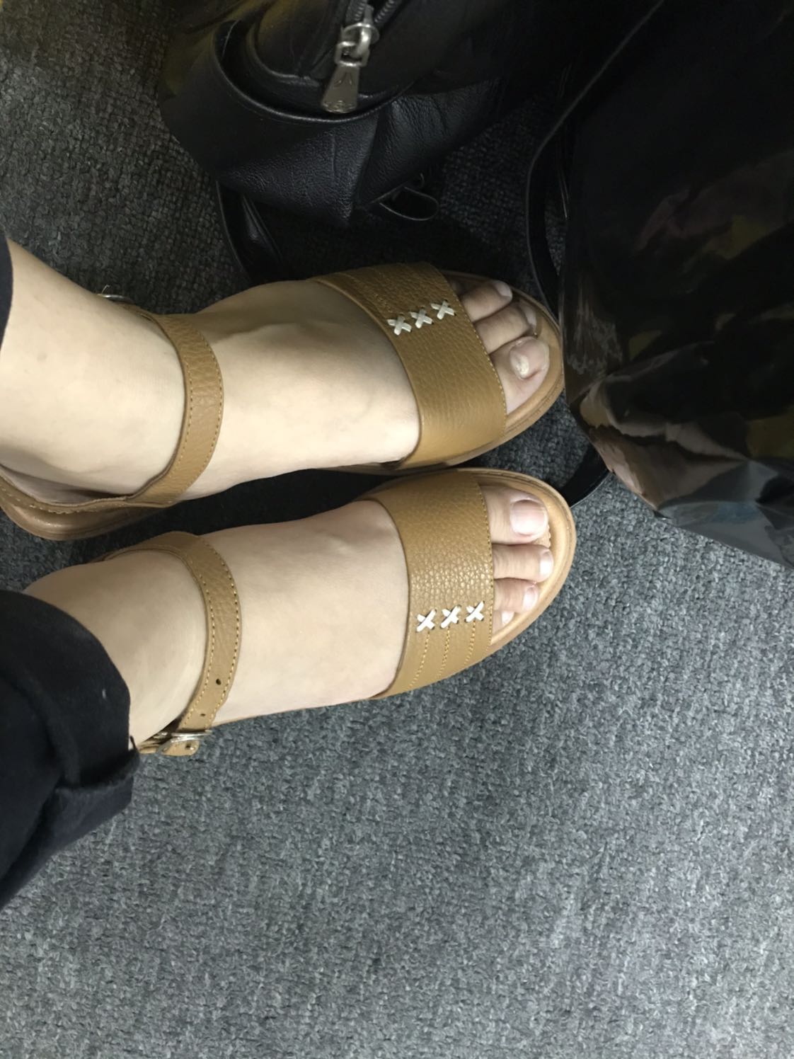 Nhận hàng nhanh, đóng gói kỹ, mang vào thấy êm chân, da nhìn nhăn nhăn nhưng đường chỉ may khá đẹp. Cảm ơn Shop và Tiki nhé.