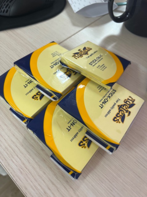 Giao 5 màu giống nhau. Chán.