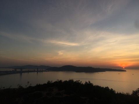 sách nói về cuộc đời của nhà văn. Dài lê thê và lan man lắm nên hầu như chương 1 đọc lướt. Ai đam mê thì đọc.

những phần sau là kinh nghiệm viết lách và mẹo hay, chắc chắn sẽ khiến người đọc có cái nhìn khác khi viết cũg như bỏ đi vài thói quen xấu khi viết.

tổng lại là ai thích làm tiểu thuyết gia cứ mua

p/s ko có ảnh thật để up nên up tạm