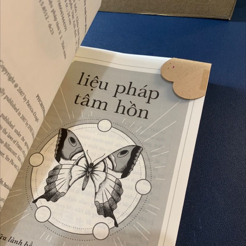 Sách đẹp giao hàng nhanh. Được tặng kèm bookmark bé bé handmade dễ thương. Mình đã đọc được 1 nửa và thấy đây là quyển sách giúp chính mình hiểu hơn về các tổn thương của bản thân, vì chỉ khi nhận diện và gọi tên đúng được vấn đề thì mới có thể từng bước tiến tới việc chữa lành. 1 cuốn sách đáng mua và đáng đọc của năm.