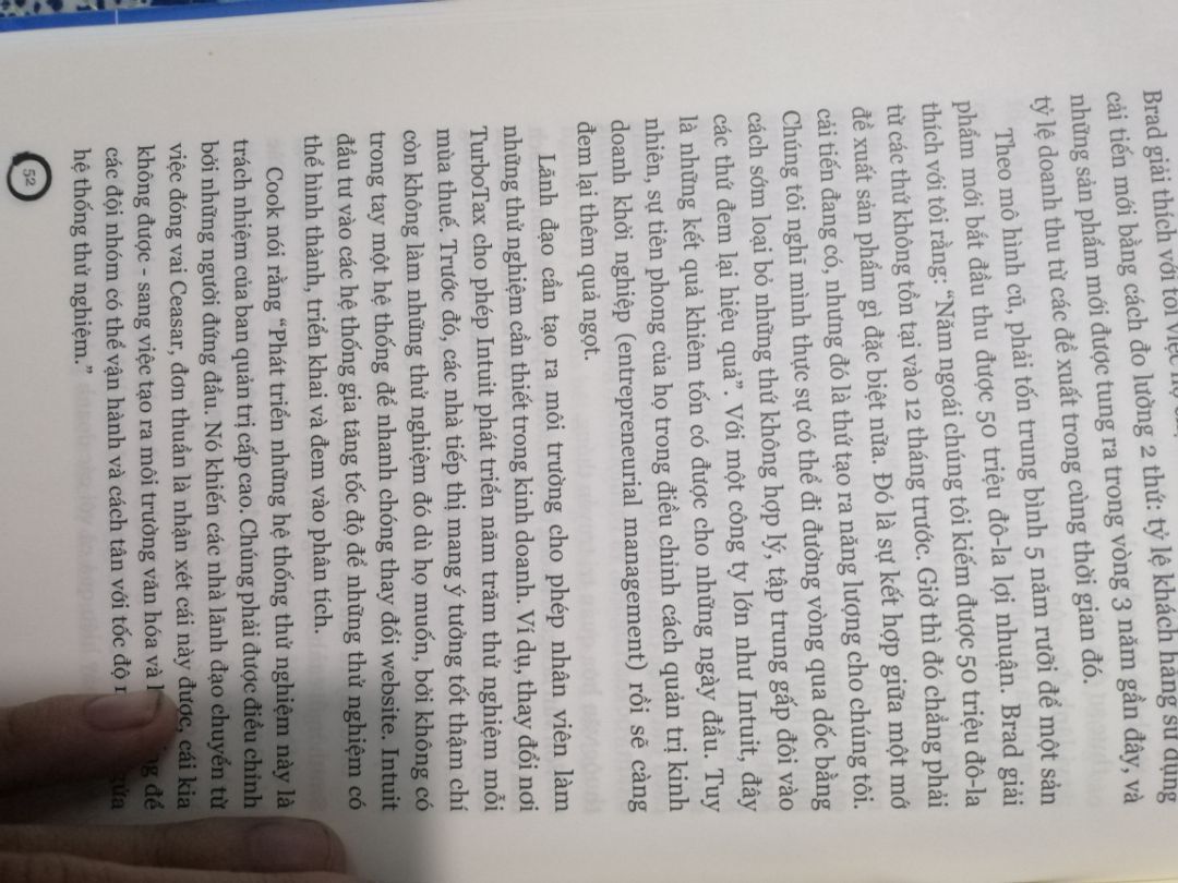 Đây là lần đầu tiên mình report một cuốn sách, đúng như các bạn nói sách này đọc như sách gu gồ dịch, có nhiều sạn ghê gớm từ font chữ, khoảng cách giữa các từ,  các từ tiếng anh và tiếng việc bị dính, mình có gửi lại hình ảnh cho bạn bạn xem. Chưa kể nội dung mình đọc 40 trang nhưng vẫn không hiểu ý nói đến cái gì. Hy vọng tiki sẽ ngưng bán mặt hàng này để nghưng hại túi tiền người khác như mình. Mong được bồi thường