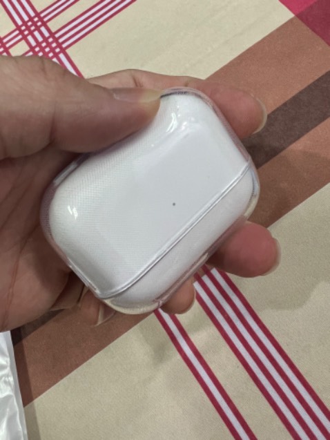 ốp khá lỏng, ko dễ gắn, nt hỏi shop thì trả lời như kiểu lỗi do ng dùng ko biết lắp, phải ngàm này ngàm kia... trong khi chức năng cơ bản của 1 cái ốp lắp vào xài ko có mà phải đòi hỏi kỹ thuật, tệ, giá cao, ko bao h mua lại