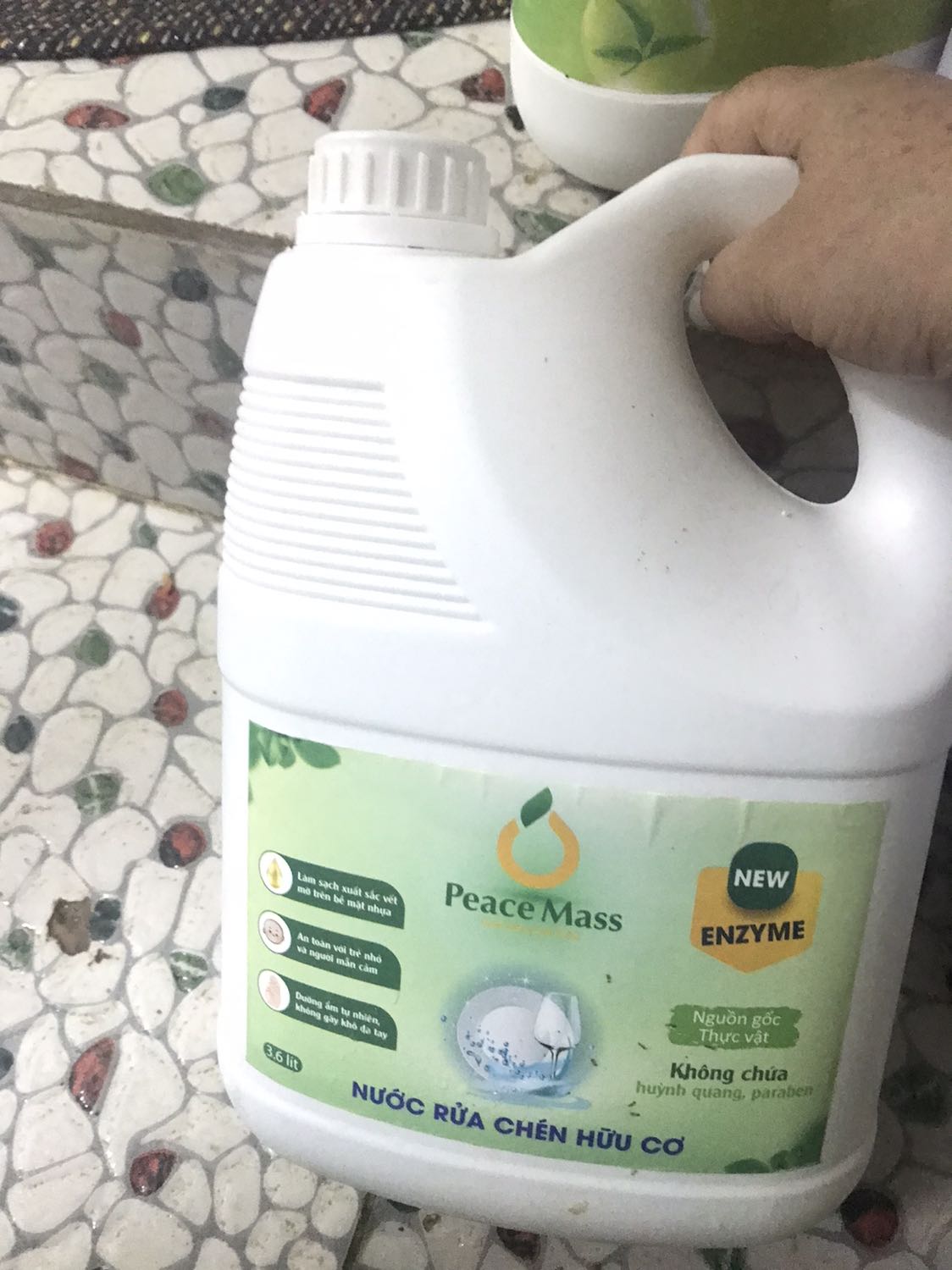 Hài lòng, khâu đóng gói quá ư là cẩn thận: bọc xốp, lót chống xốc, đánh giá cao khâu đóng gói. Tuy nhiên nước rửa bát quảng cáo là nước rửa bát sinh học nhưng khi sử dụng lại thấy có mùi nhựa