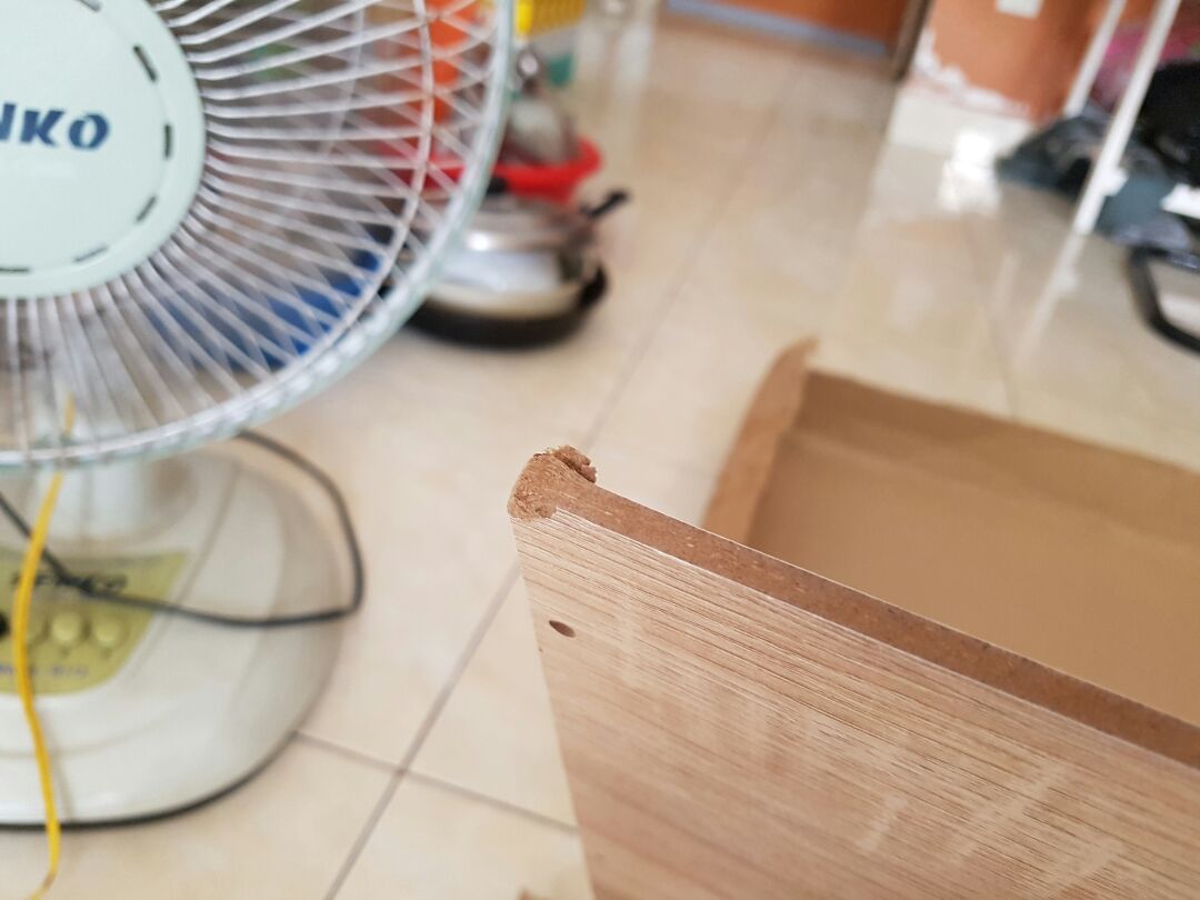 Quá thất vọng , shop đóng gói không kĩ càng , ko chêm lót cho các góc bàn , bong ra hết 
Rồi không cho ốc vít thì làm sao ráp đây ? Quá thất vọng , shop đóng gói không kĩ càng , ko chêm lót cho các góc bàn , bong ra hết 
Rồi không cho ốc vít thì làm sao ráp đây ?