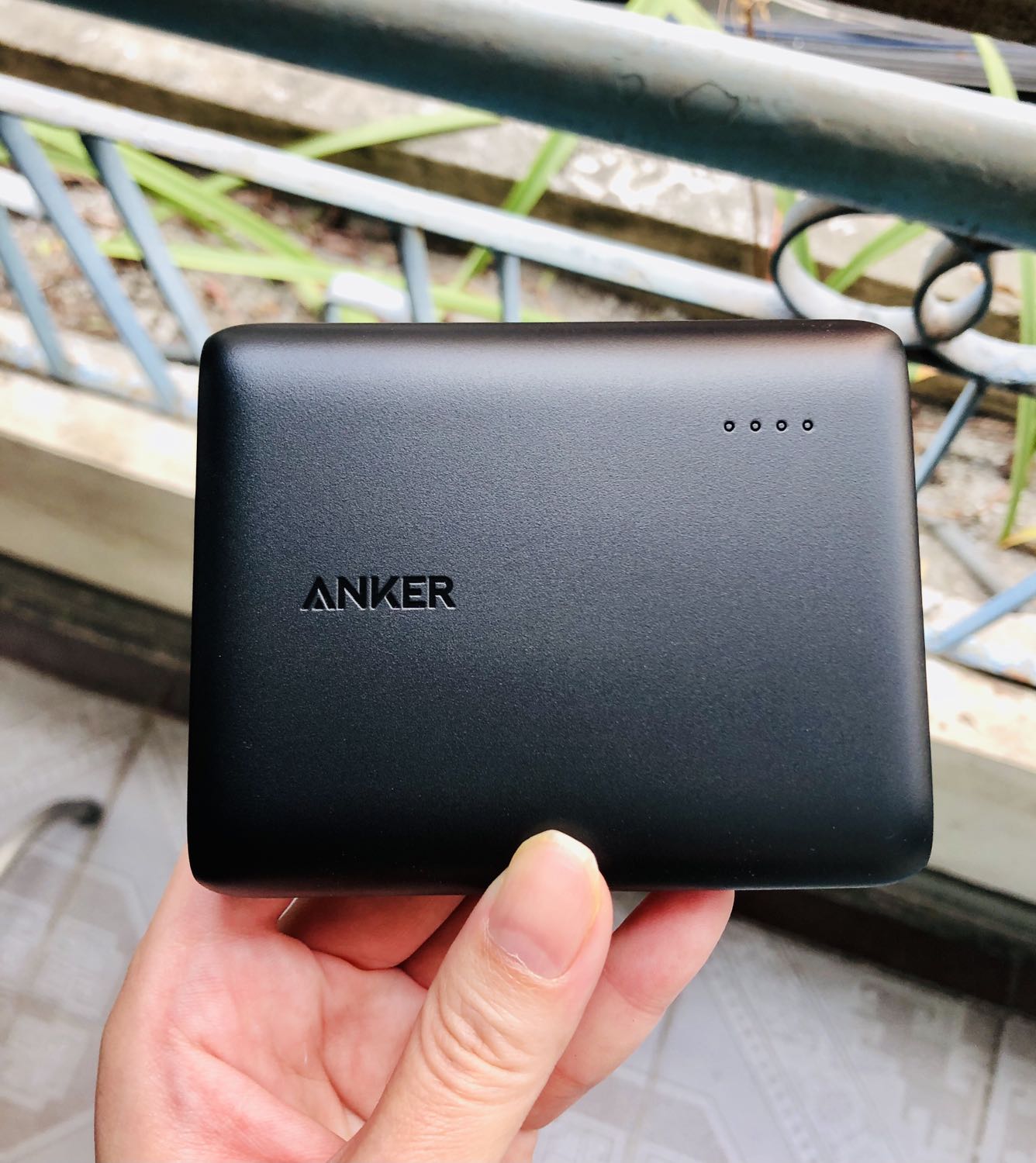 Mua được giá sales 569k. Giao hàng nhanh, order chiều thứ 6, CN có luôn rồi. Đóng gói cẩn thận, hộp nhìn cũng mới. Thời gian sạc khá lâu so với các loại pin khác mình xài. Sạc vào tầm hơn 4 tiếng; sạc xả cũng tầm 4h, pin lên chậm lúc đến 81% thấy cứ đứng quài, đèn còn nháy nháy như kiểu sắp hết pin dù mới chỉ là sạc xả lần đầu tiên. Ncl không được như mong đợi.