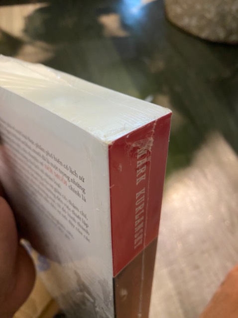 Góp ý vs Tiki là đợt này đóng gói sách sơ sài quá, ko bọc cẩn thận, mấy lần trước mình đặt sách bìa cứng chỉ bọc mỗi một lượt nilon bọt mỏng, hộp đựng chỉ vừa khít khổ sách nên hầu như bị cấn móp hết các góc bìa sách. Lần này thì hộp rộng hơn nhưng ko hề có lót tí nào luôn. May mà sách chỉ bị cấn nhẹ ở góc.