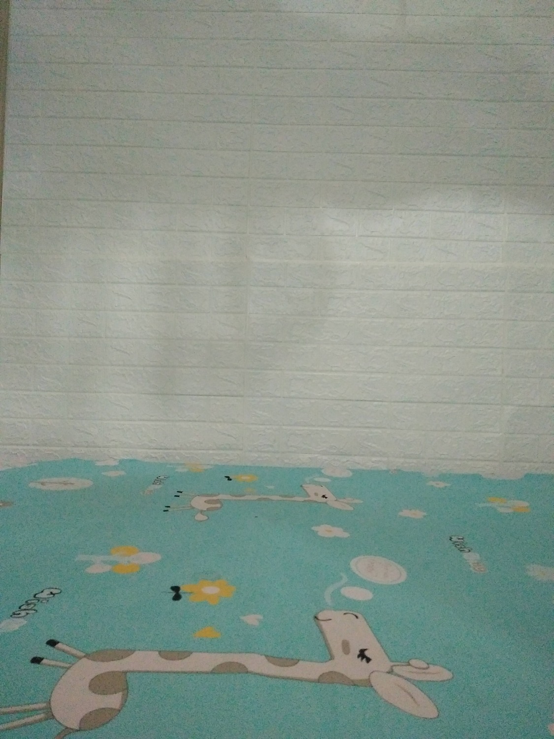 Rẻ, đẹp, giao đúng màu,nhưng hơi mỏng, keo thừa nhiều, khi lột ra dư keo dính tay, sau một lúc dán là tay dính quá, cầm vào mặt dán mà lột mạnh là bong cả xốp, đã dính rồi lột ra sửa lại là dễ bong mất keo, hỏng xốp ngay, hì hục mãi mới xong cái mảng tường
Được cái dán lên tường đẹp hẳn
Nhà mình tường vôi nên dễ tróc, bình thường không dán được cái gì, mình phải lót một lần nilon đóng đinh sau đó dán đè lên
Sáng choang cả phòng