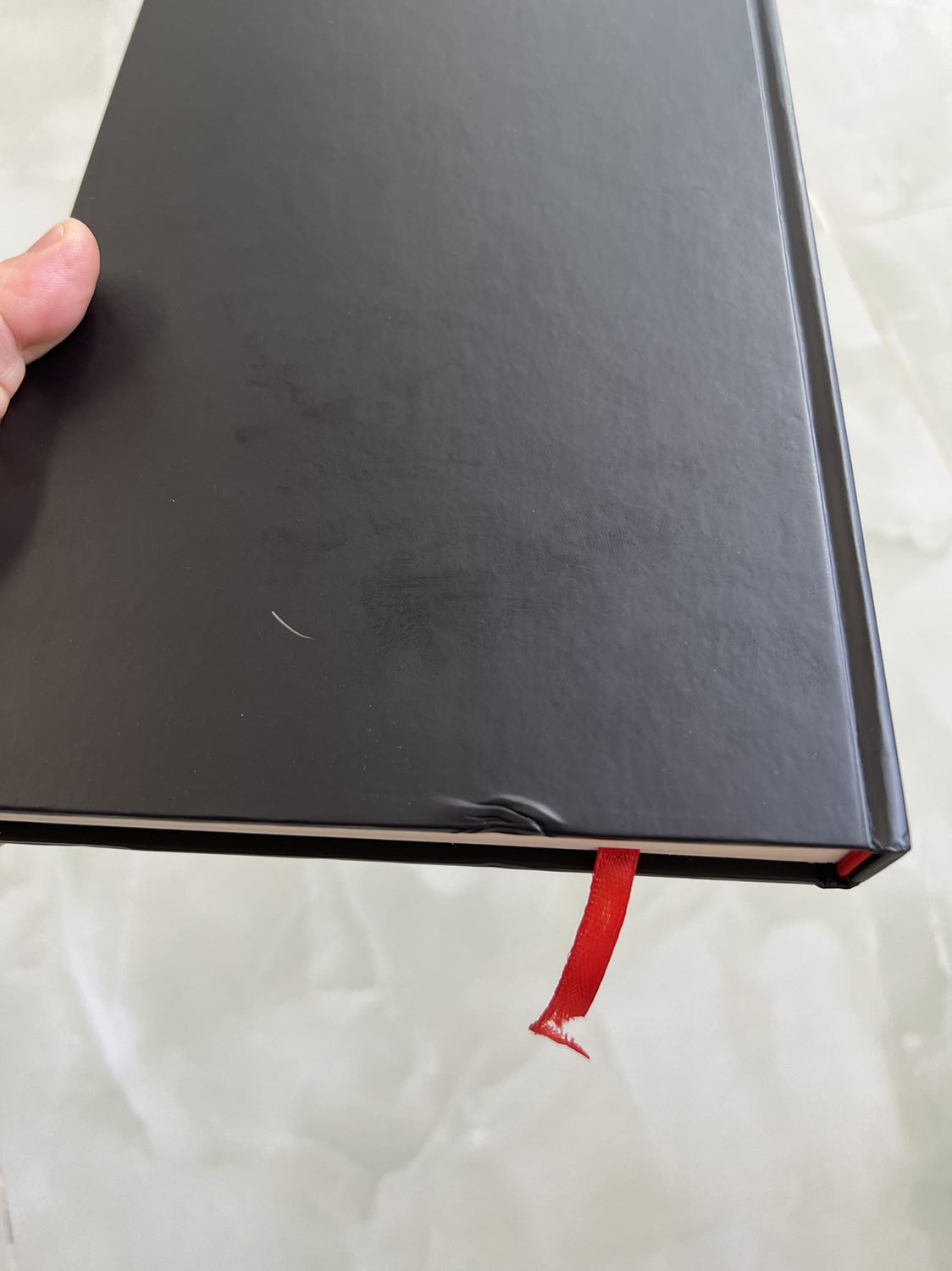 Tôi ko hài lòng với cách đóng gói của Tiki rất ẩu tả, đối với một người yêu sách như tôi mà quyển sách tôi mua đến tay cấn móp tôi rất khó chịu, bong bóng xốp gói hàng đâu có đắt mà tiếc kiệm như vậy, tính thêm tiền gói cũng đc mà. Sách hay nhưng tôi cho 1 sao vì cách gói hàng yếu kém, ẩu tả.