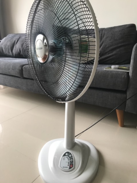 Quạt tốt, có điều khiển từ xa rất tiện, các nút bấm có vẻ bền vì không phải nút cơ thường gặp. Quạt mát hơn cây quạt trần 5tr.