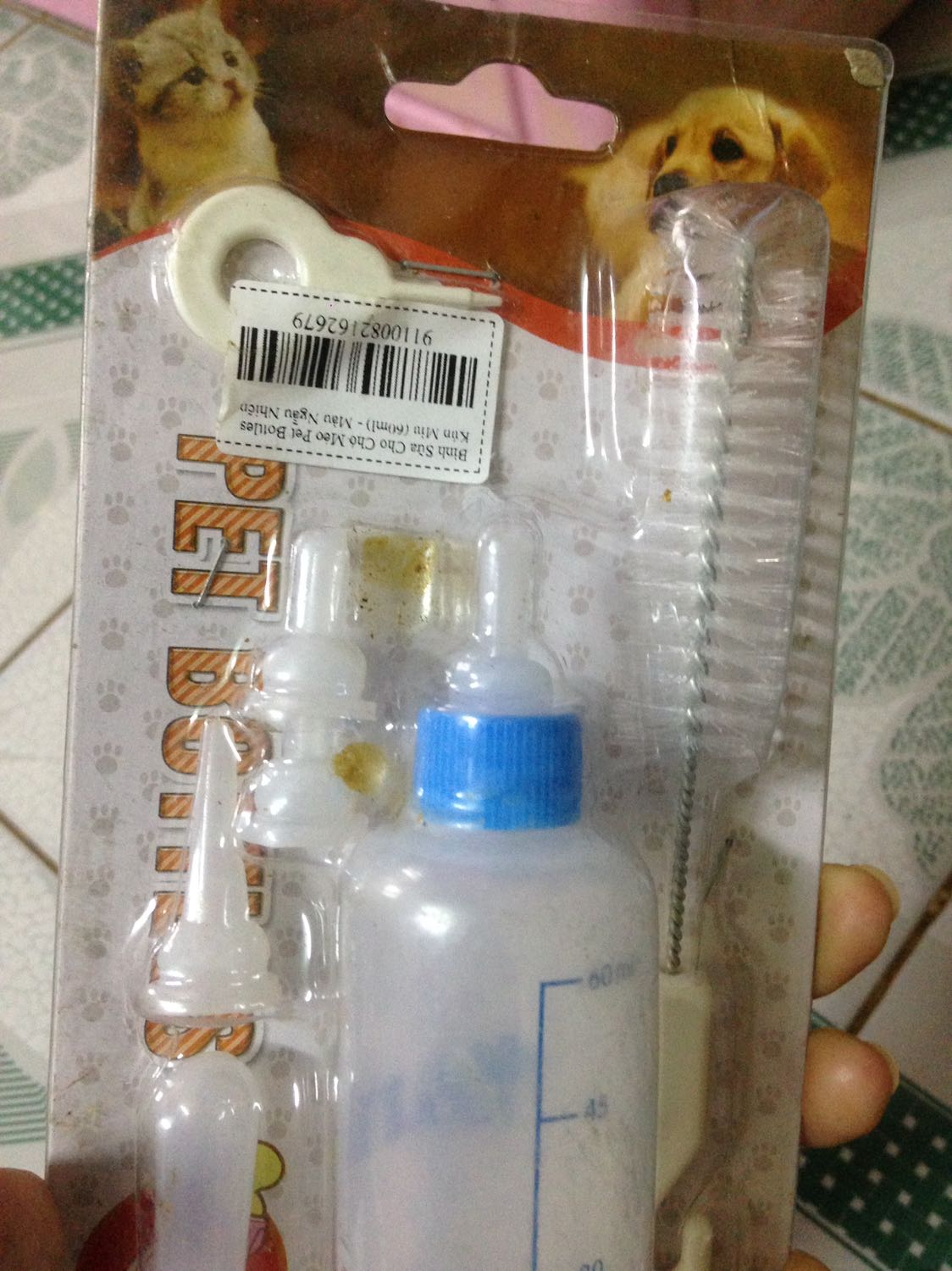 Giao hàng thì giống mà sao dơ vậy trời. Cứ như vất đâu xó nào từ thời chiến quốc ...đã vậy còn hôi hôi . Sợ quá đi mất