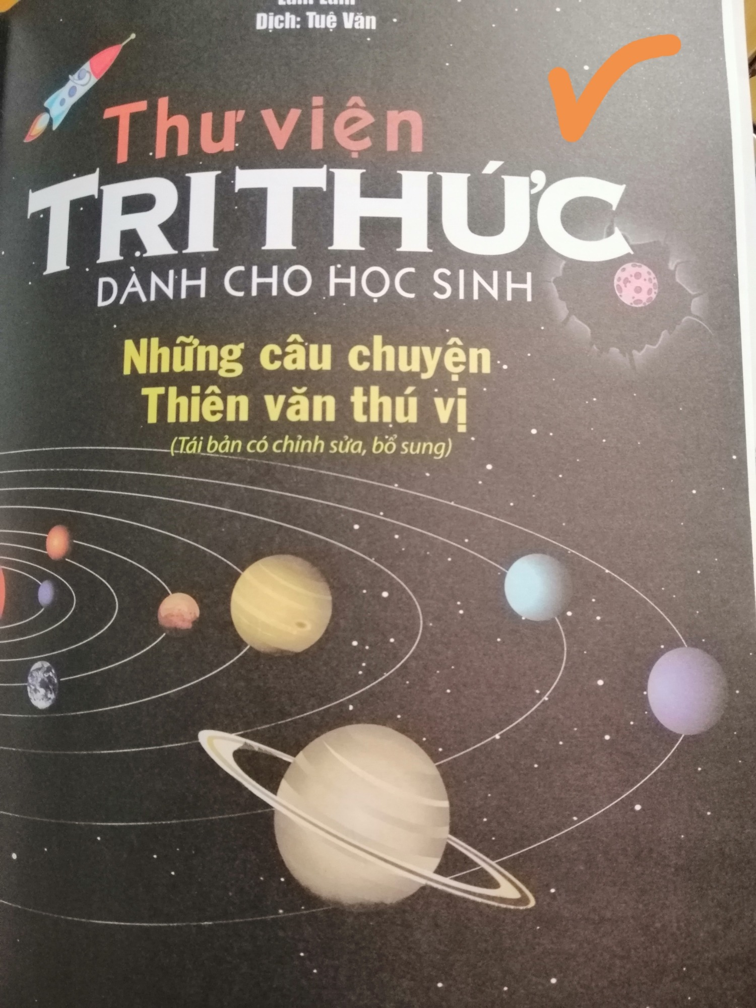 Quan điểm cá nhân tôi : Về nội dung và trình bày, tôi cho là được nhưng chưa phải là điểm 9 hay điểm 10. Tôi rất không hài lòng về hình vẽ minh họa, thực tôi đã nhìn vào bìa của sách mà chọn mua, để mình sẽ có được cái minh họa dễ hiểu và chính xác, hình dung sát với thực tế nhất nhưng không. Hình minh họa bên trong đã khác, tất cả là hình vẽ màu bằng cọ như hình ở trên tôi đã đăng, tôi hiểu sách dành cho trẻ em em nhưng không vì lẽ đó mà ta phải chọn hình vẽ bằng cọ như thế, nếu ai chưa từng hiểu qua về hệ mặt trời và thiên văn một chút thì sẽ rất khó hình dung hoặc có thể hình dung không đến được. Nếu được tôi thích sách sẽ có hình lớn, in bằng máy tính như vậy màu sắc và độ chi tiết sẽ nhiều hơn, chính xác hơn. Nội dung không nhất thiết phải trình bày nhiều, chỉ cần ngắn gọn, đơn giản theo dạng cung cấp thông tin.
