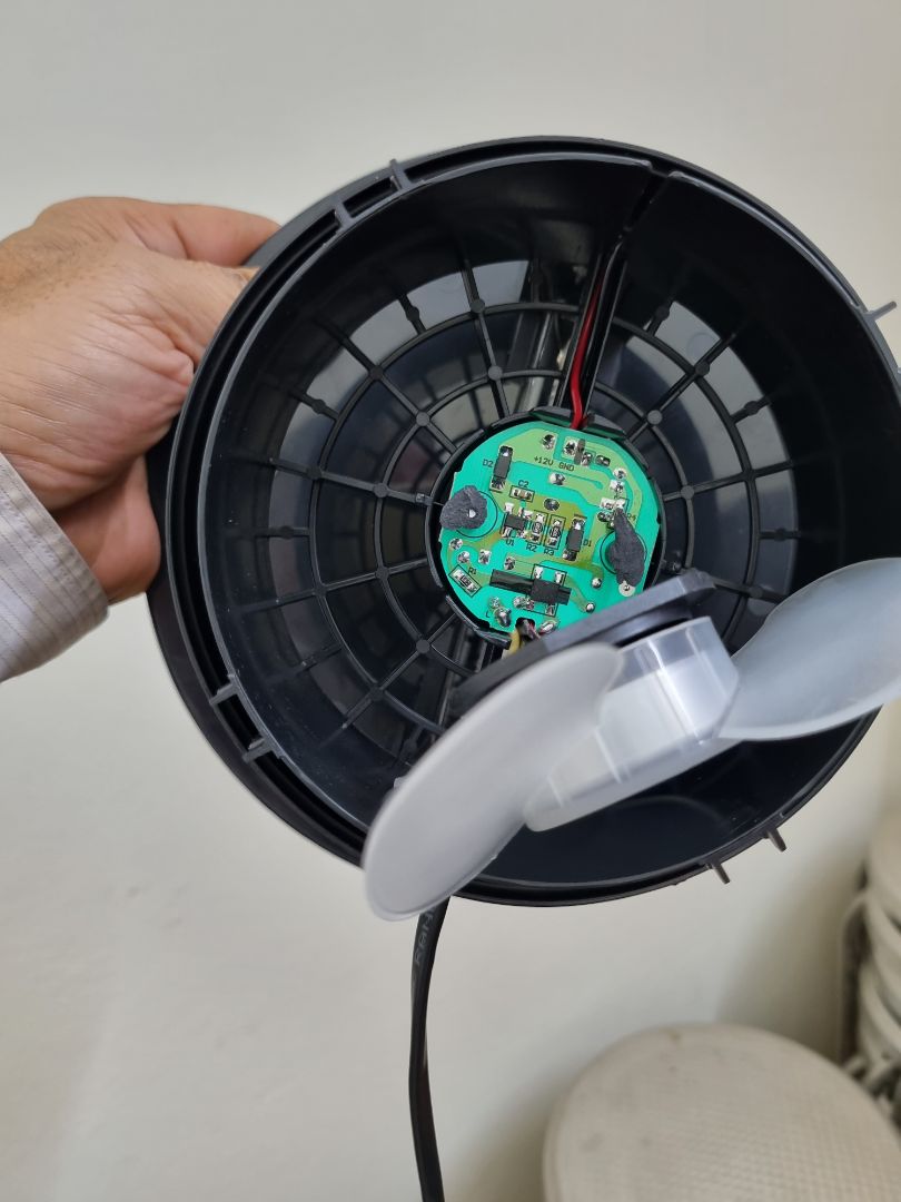 hàng  chính  hãng  nhưng  vận chuyển đóng gói kém.  lúc  dùng  không  thấy  quạt  chạy  mở  ra xưm  thì  quạt  bị  rơi  ra khỏi  phần  định vị  do  gãy  chân.có  thể  do  vận chuyển quăng  ném. gãy  ngầm  như  thế  không  biết có  đổi  lại  được không nữa