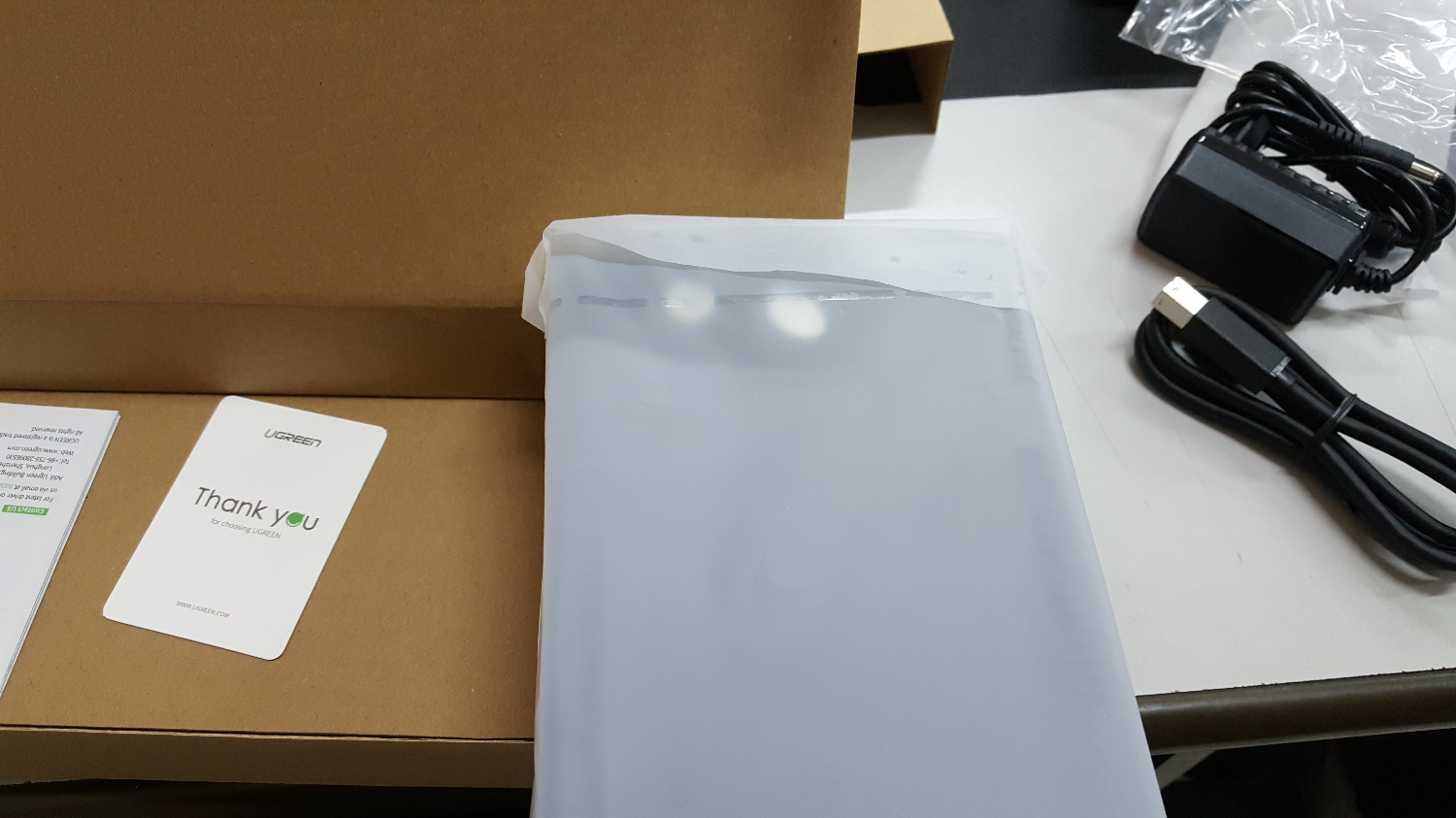 Hàng của Ugreen mình mua trước đến giờ trên Tiki chất lượng đều rất ổn. Lúc đầu đặt hàng ở nơi khác thì bị báo hủy nên hơi lo lắng (với shop khác). Tuy nhiên lần sau đặt hàng ở shop này thì được. Tiếc rằng hàng không còn seal, chắc shop bóc ra để dán tem bảo hành. Mình kết nối với ổ cứng Green WD 3,5 rất ổn, nhận nhanh không cần set up gì thêm. Vỏ hộp chắc chắn, tuy nhiên khi lắp ổ cứng vào mình nghĩ vẫn nên chèn thêm 1 chút bằng giấy hoặc mút vì không có vít bắt ổ cứng vào hộp. Nói chung là ổn Hàng của Ugreen mình mua trước đến giờ trên Tiki chất lượng đều rất ổn. Lúc đầu đặt hàng ở nơi khác thì bị báo hủy nên hơi lo lắng (với shop khác). Tuy nhiên lần sau đặt hàng ở shop này thì được. Tiếc rằng hàng không còn seal, chắc shop bóc ra để dán tem bảo hành. Mình kết nối với ổ cứng Green WD 3,5 rất ổn, nhận nhanh không cần set up gì thêm. Vỏ hộp chắc chắn, tuy nhiên khi lắp ổ cứng vào mình nghĩ vẫn nên chèn thêm 1 chút bằng giấy hoặc mút vì không có vít bắt ổ cứng vào hộp. Nói chung là ổn