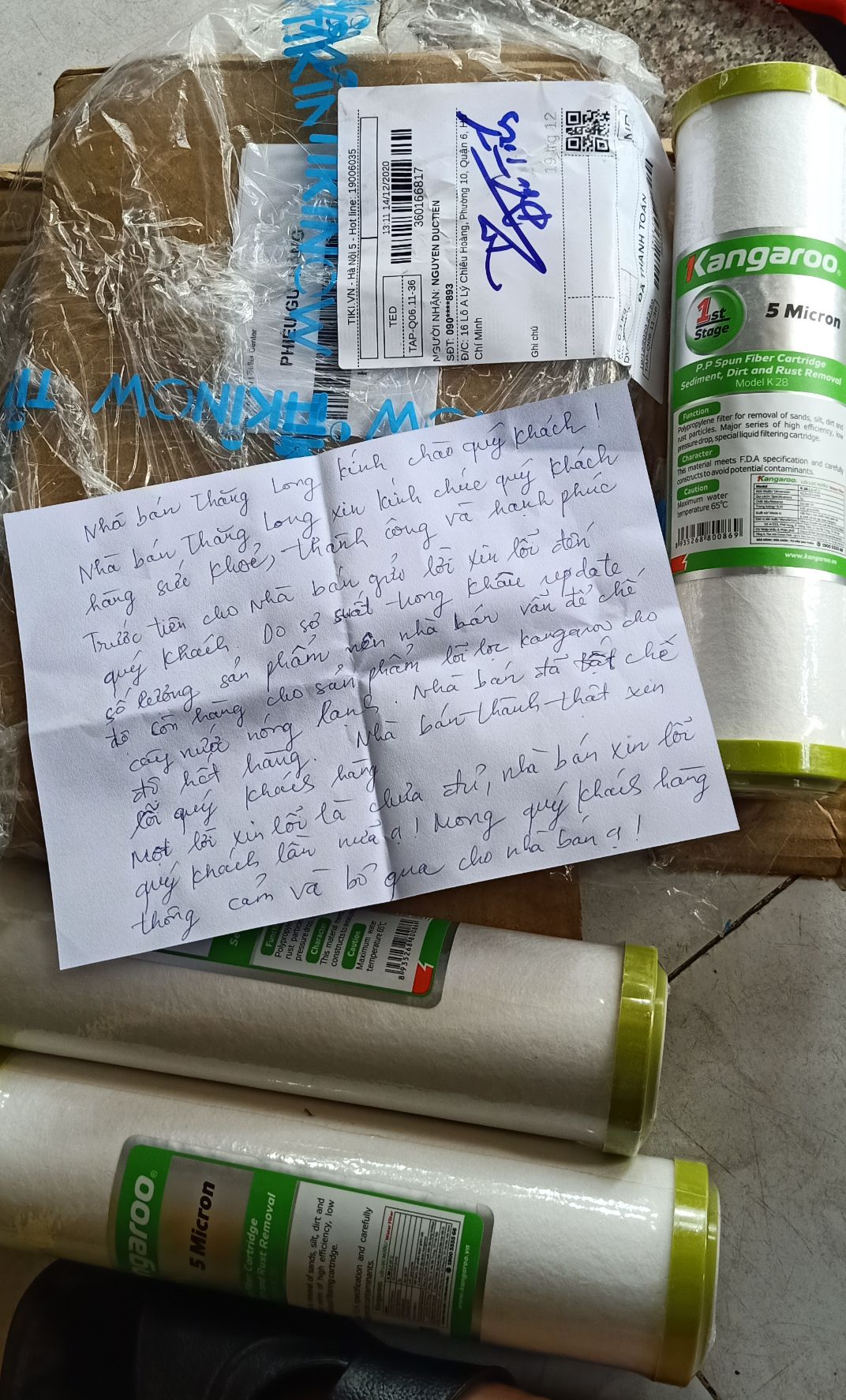 Tôi mua 3 lõi lọc Sediment + carbon cho máy nóng lạnh. Giao tới cho tôi 3 lõi lọc số 1 của máy lọc nước Kangaroo.
Còn có giấy xin lỗi viết tay bỏ vào thùng hàng tự nhận là nhà bán hàng Thang Long nào đấy.
Tôi không cần lời xin lỗi kiểu này vì tôi không thấy thành ý mà thấy các bạn coi thường khách hàng quá. 
Tôi chỉ yêu cầu các bạn giao đúng hàng tôi đã đặt. Nếu hết hàng thì thông báo để tôi mua chỗ khác, hoặc đợi đến khi có hàng, chứ đừng giao cho tôi món hàng không thể sử dụng được cho xong việc các bạn như thế này.
Tôi đang đợi Tiki xử lý!