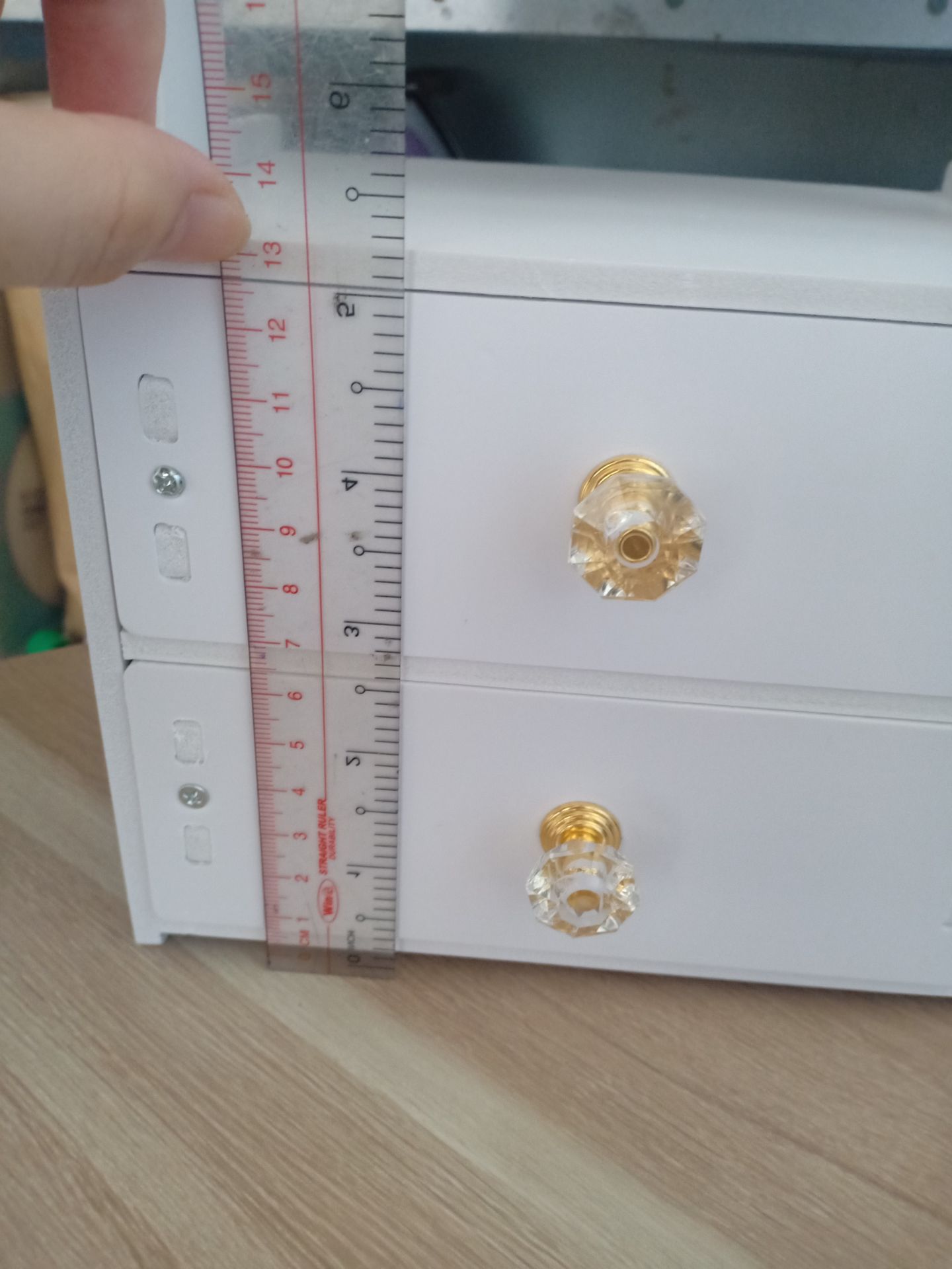 Hộp đựng chỉnh chu.
Tủ khi nhận sẽ là những mảnh ghép, kèm theo tờ hướng dẫn và ốc vít. Ráp lại cũng tốn chút thời gian, :)
Sản phẩm giống như hình minh họa, kích thước nhỏ gọn, bé bé xinh xinh.