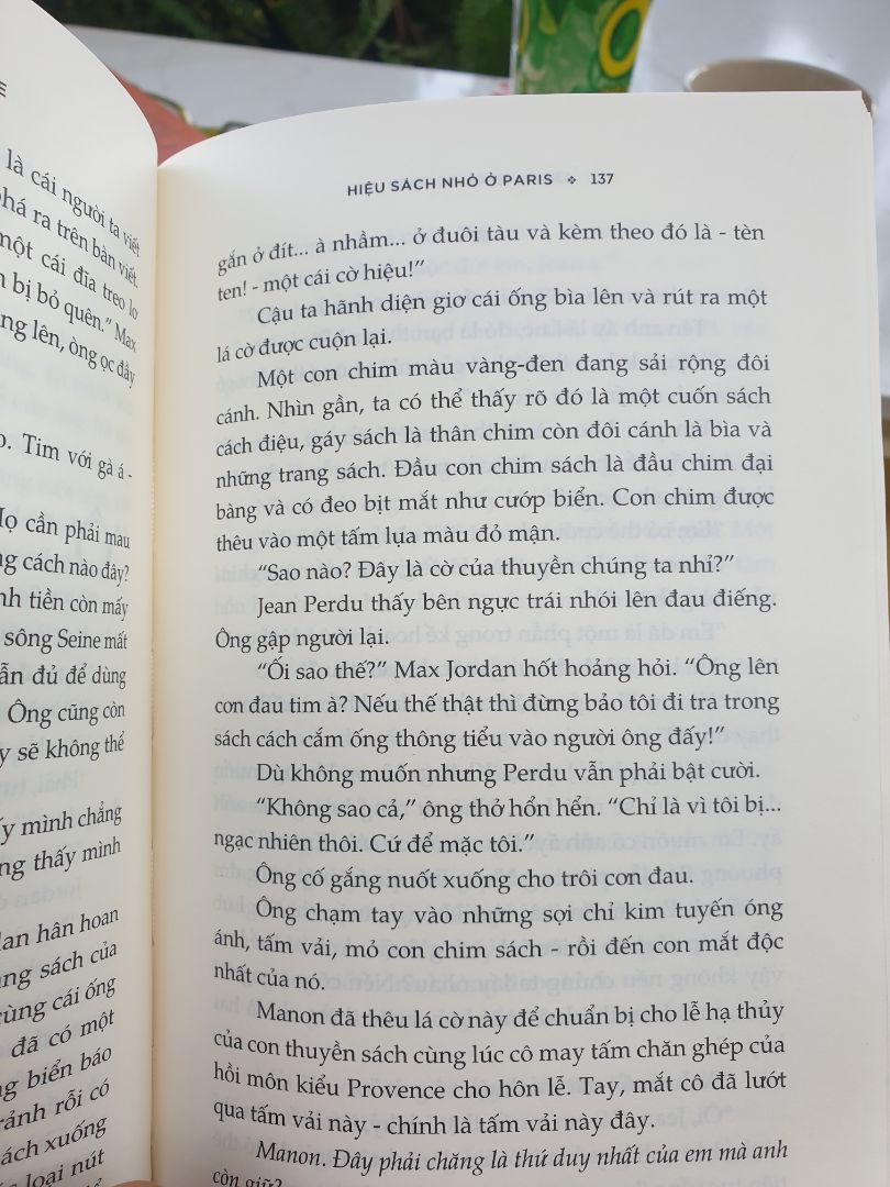 cảm nhận cá nhân: chất lượng sách tốt, dày hơn 400trang. nội dung thú vị và kì lạ. lời văn sâu sắc và mới lạ lẫn hàu hước trong vc miêu tả cảm xúc nv.  nội dung kể về cuộc tình buồn, cuộc phiêu của nv chính. bạn nào thích sách tâm lí thì đọc, hơi nặng nề, day dứt nhưng cách viết của tác giả về nó thì hay.