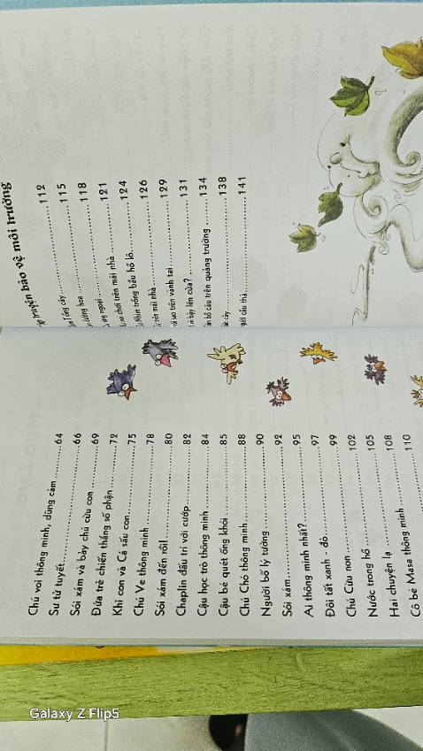 Mình thích phong cách vẽ của cuốn xanh dương này. Giống cách vẽ của cuốn màu hồng.