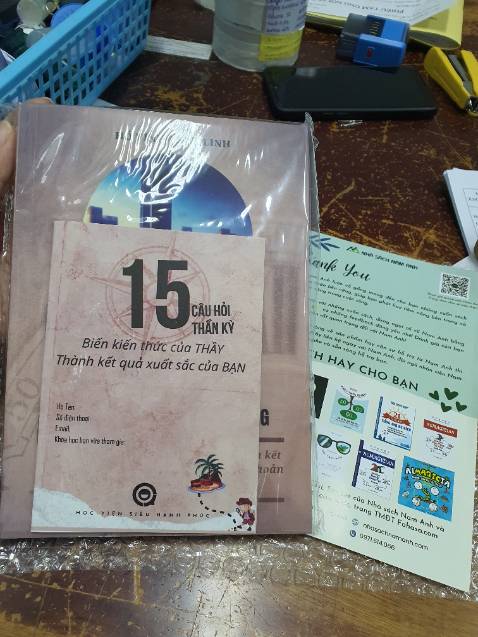Một quyển sách ấm lòng giữa đêm trực, tác giả truyền cảm hứng cho mình rất nhiều trong việc tiếp tục học và áp dụng những kiến thức mới để làm phong phú thêm cuộc sống của mình và mọi người xung quanh. Sách ship rất nhanh, đóng gói cẩn thận, thơm mùi mực mới và nhất là có chữ ký lời đề tặng tâm huyết của tác giả nữa ạ 🥰🥰🥰 rất hài lòng nhà sách Nam Anh và chất lượng quyển sách của tác giả Hồ Vĩnh Thùy Linh ạ ❤❤❤