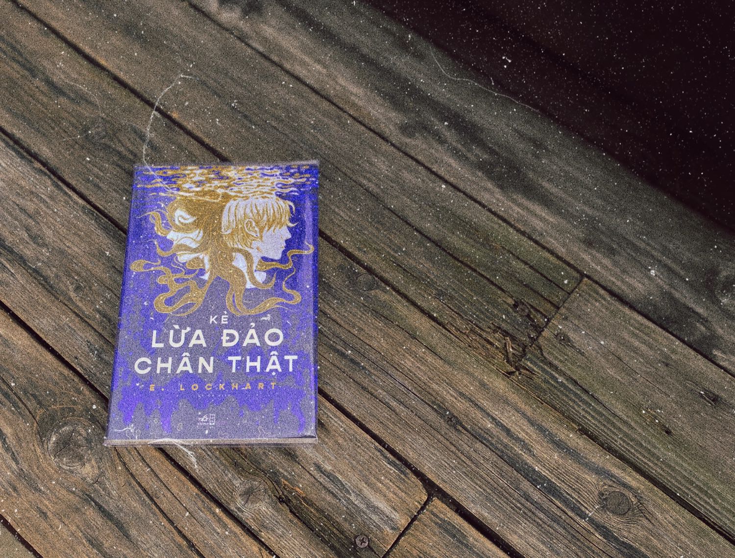 Một cuốn sách được viết lùi và để hiểu hết câu chuyện mình phải đọc tới hai lần- đọc xuôi rồi đọc ngược. 
Dù không thích Imogen lắm nhưng mình cũng có quan điểm giống cô ấy, mình thích động vật hơn con người. "Người là bọn ***. Cậu đã bao giờ gặp con ngựa hay *** nào là *** chưa?"  và "Rắn cũng chỉ cố gắng sống qua ngày như mọi người thôi". 
Quá trình hình thành tâm lý của Jule cũng rất đặc biệt. Khi gặp bất cứ người nào đó có cách hành xử kỳ quái, mình vẫn luôn thắc mắc: điều gì xảy ra khiến họ trở nên như vậy? Chắc chắn là có lí do mà, đúng không? Nhưng đến cuối cùng dù có sống với thân phận nào thì Jule cũng đã rất yêu quý bản thân mình qua việc cô ấy có kỷ luật, chăm chỉ tập thể dục và chấp nhận khả năng cải trang của mình, cô làm đầy cuộc sống thiếu thốn của cô bằng việc sở hữu đồ của người khác, trở thành người khác nhưng vẫn luôn nắm giữ cái bản chất của mình....