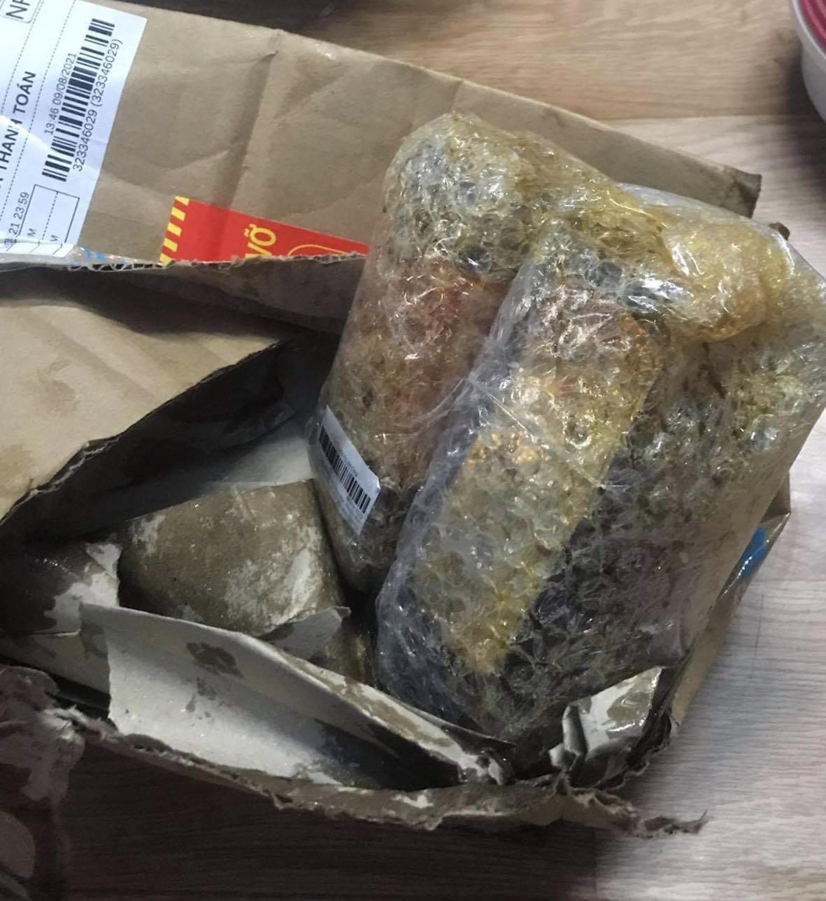 Mật Ong giao bị bể , A ship kêu lên hệ đây liên hệ chứ Ảnh ko đem về kho. Đề Nghị nhận lại hành