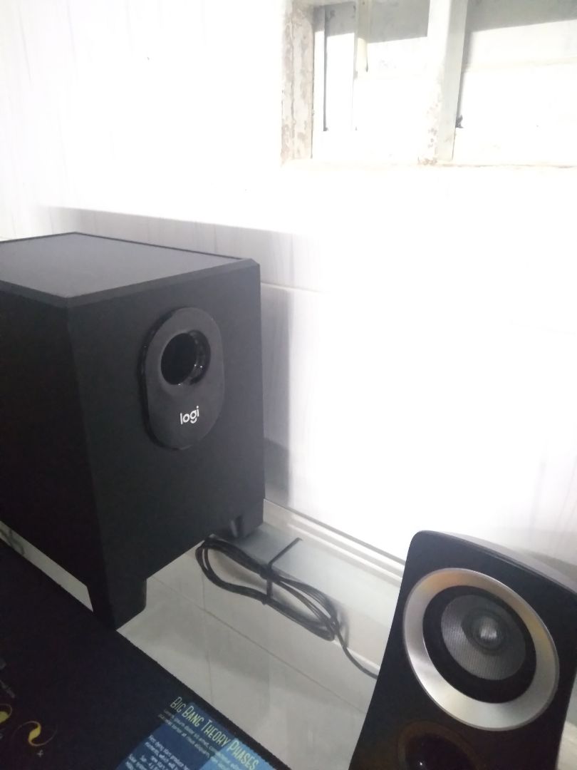 Loa đóng gói khá chắc chắn, mới fullbox. Phát hiện ra 1 điều là chỉ khi cắm cổng 3.5 vào pc hoặc laptop thì mới cho ra hết công suất của loa, bass căng cực 😤. Còn nếu cắm vào điện thoại thì bass khá yếu, nghe không phê bằng 🤔